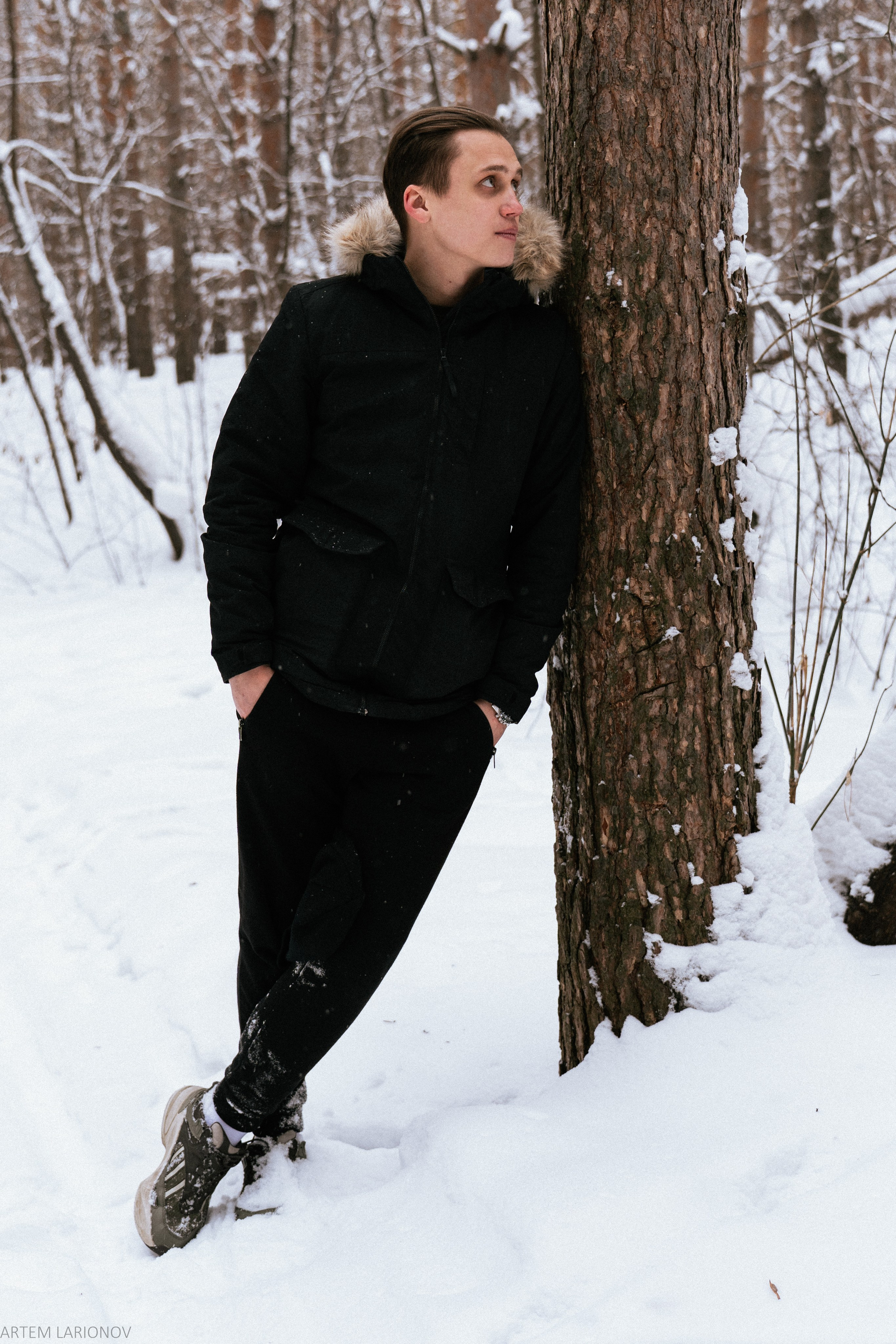 фото мужчины в снежном лесу