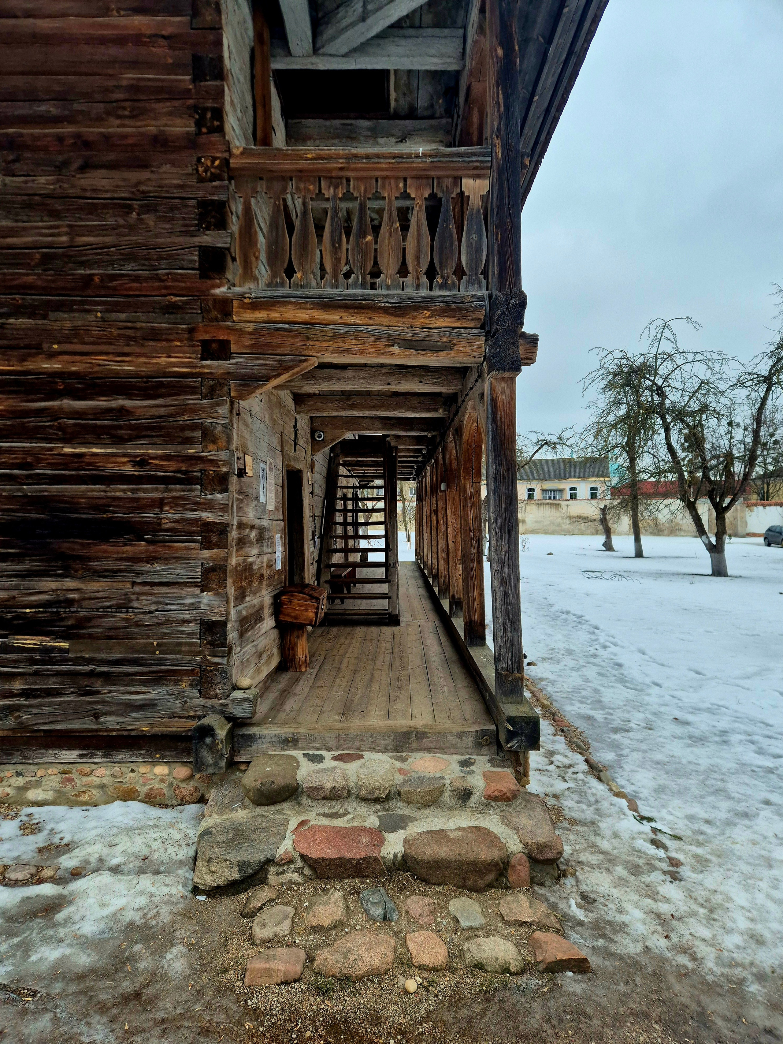 Во дворе монастыря Бригиток (женский орден) расположено сохранившееся до наших дней деревянное здание монастырского общежития - Лямус