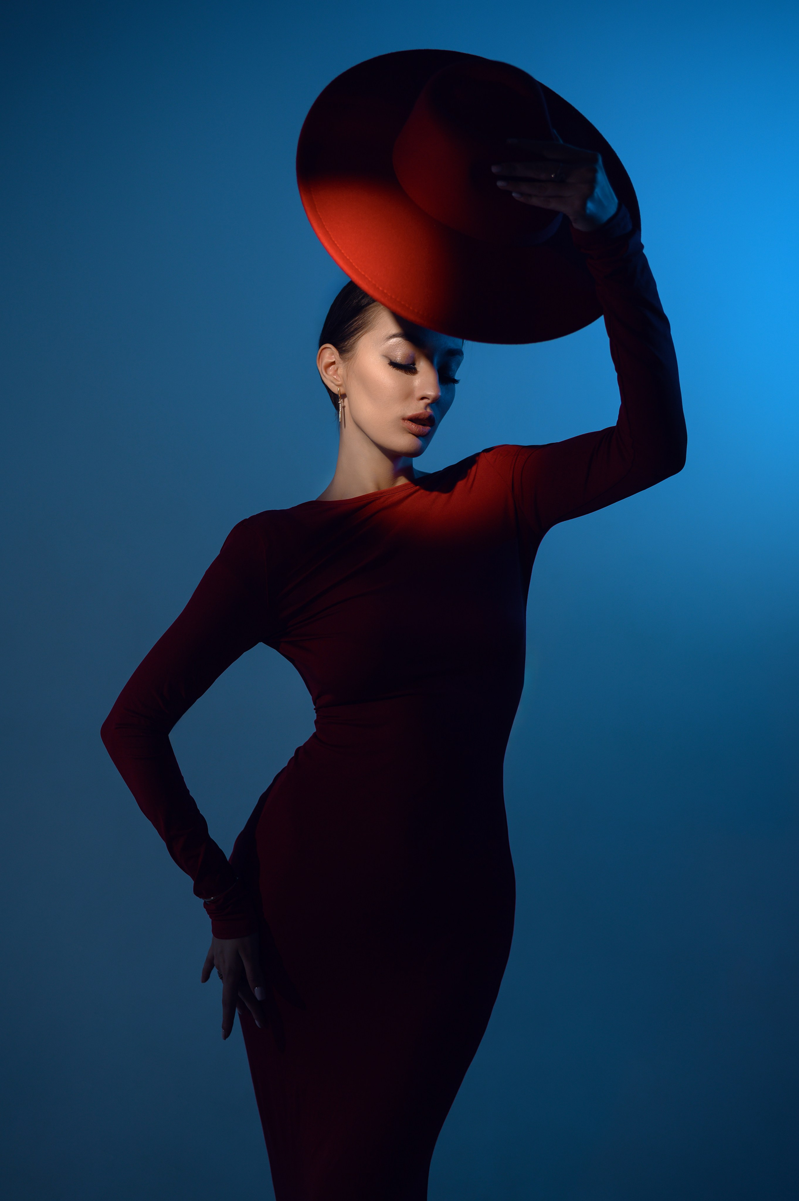 Фотосессия в красном платье в студии