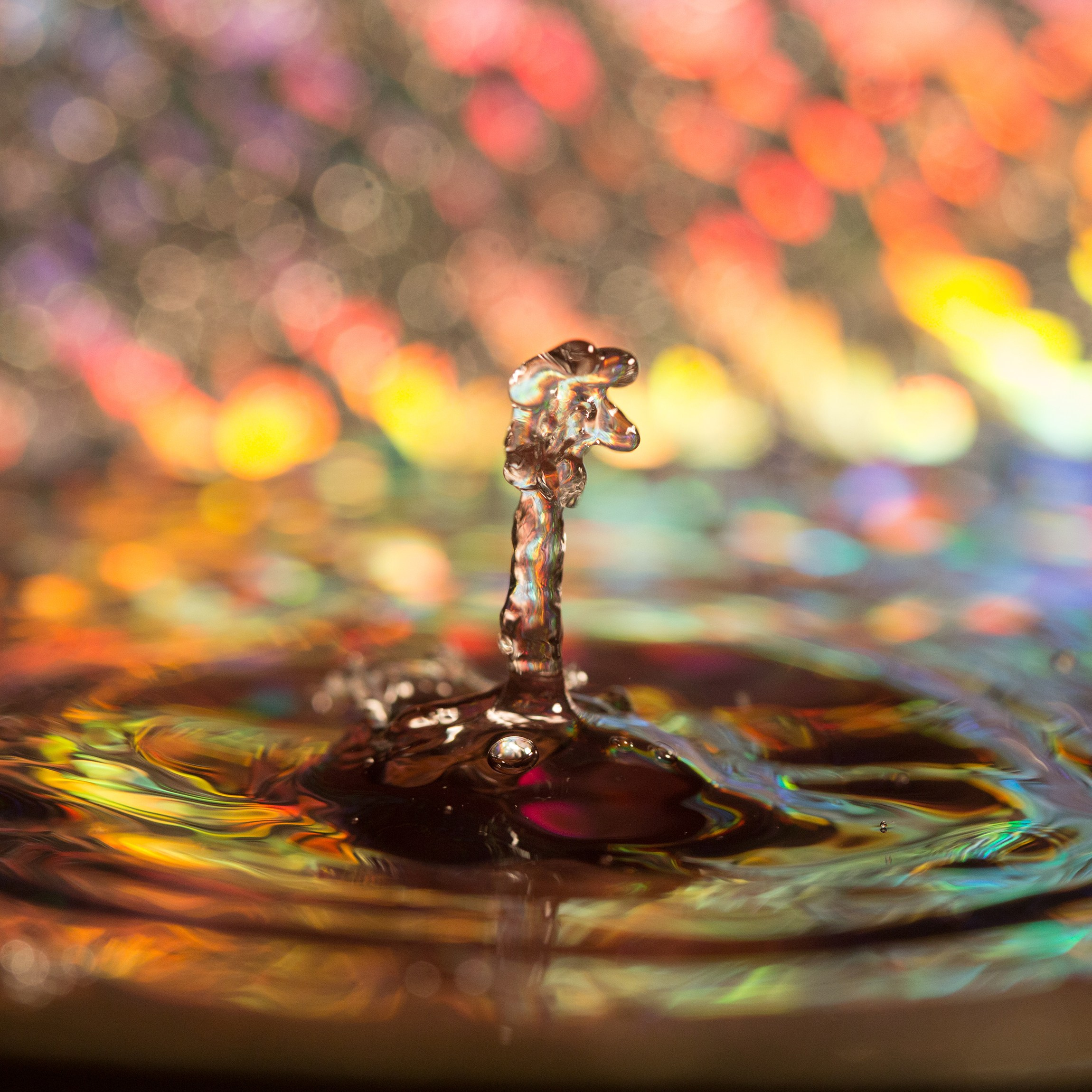 капля воды в оранжевом фоне