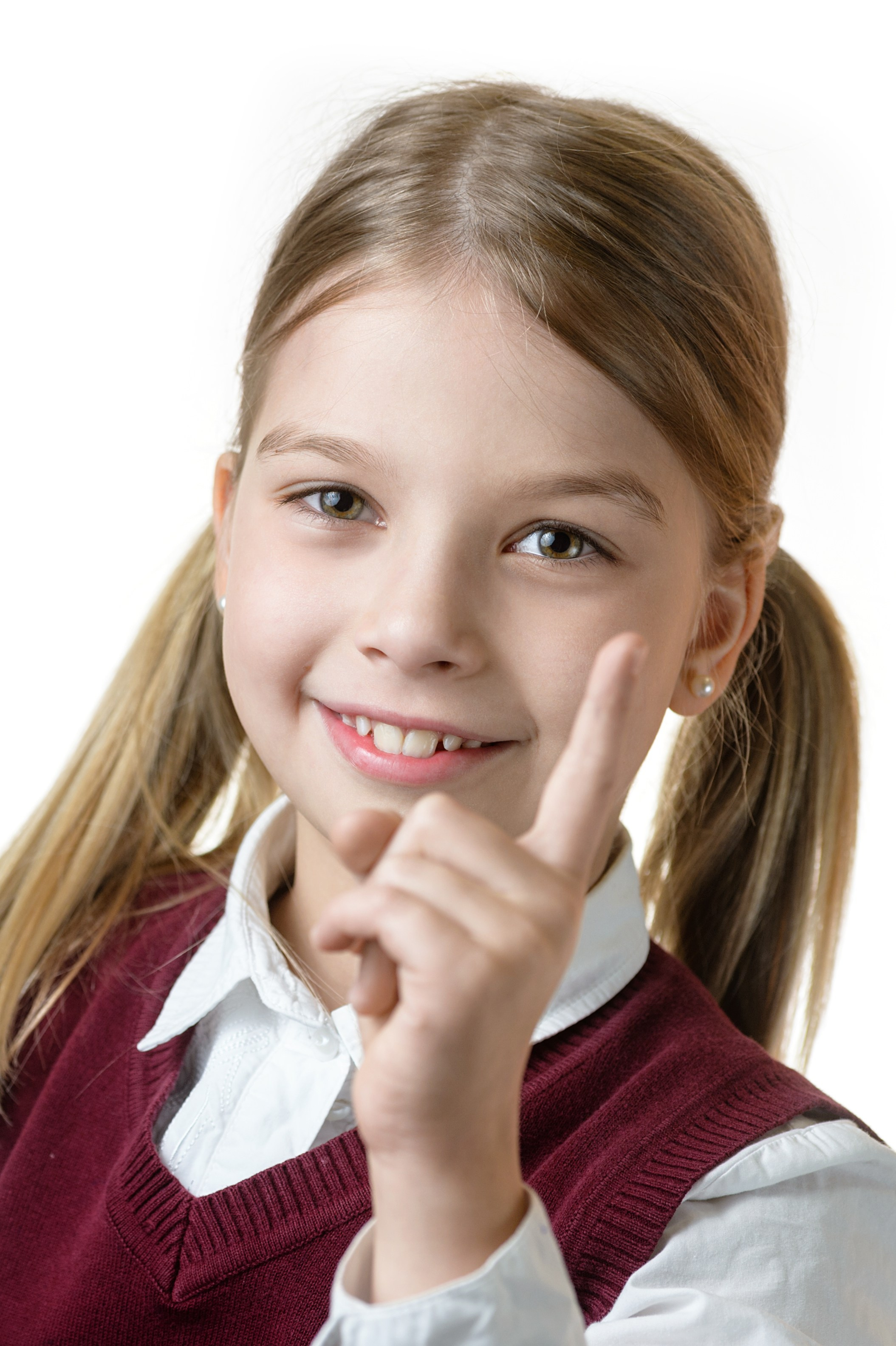 Портрет девочки с хвостиками в школьной форме на белом фоне