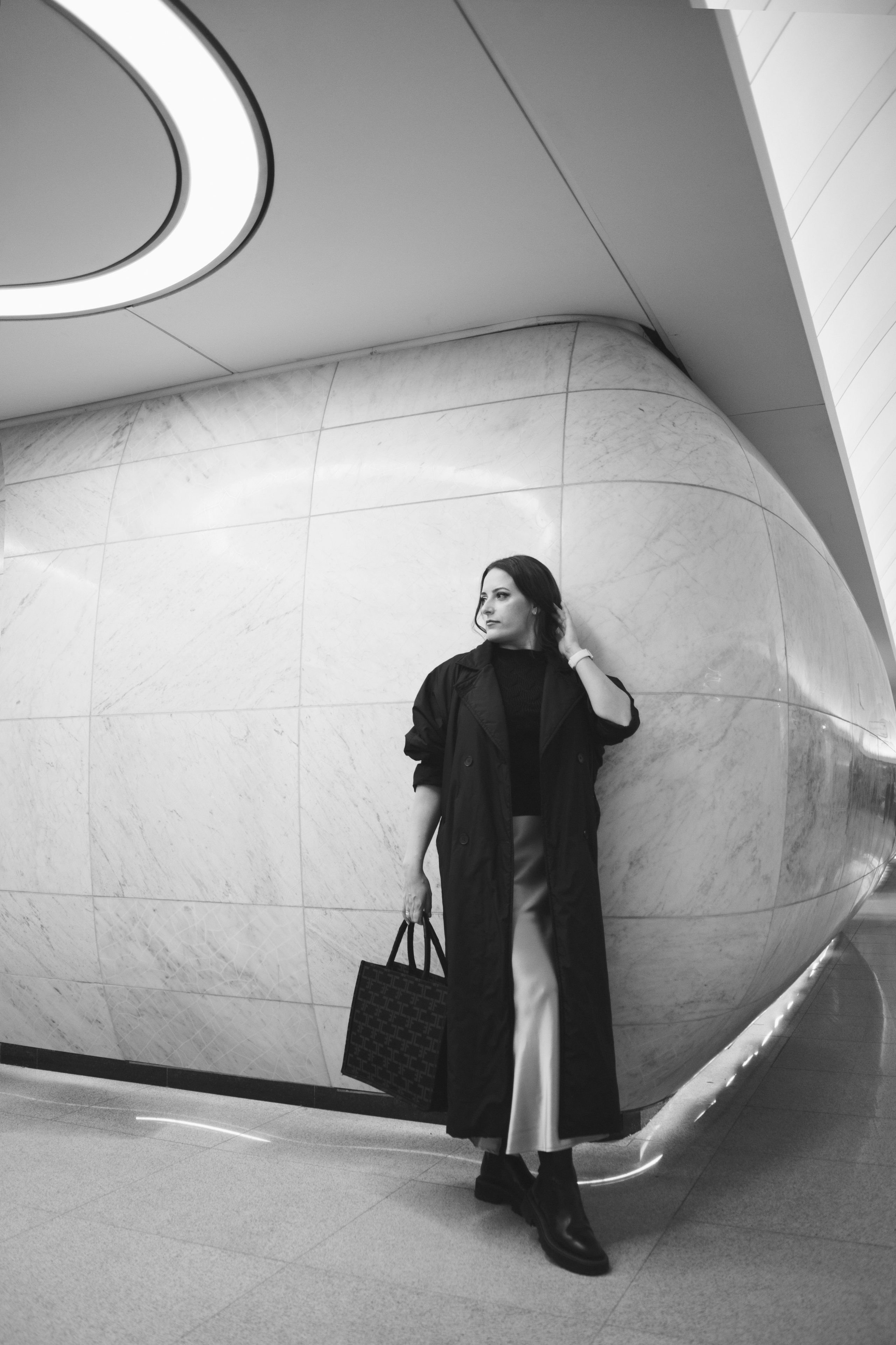 Женщина стоит в метро Москвы