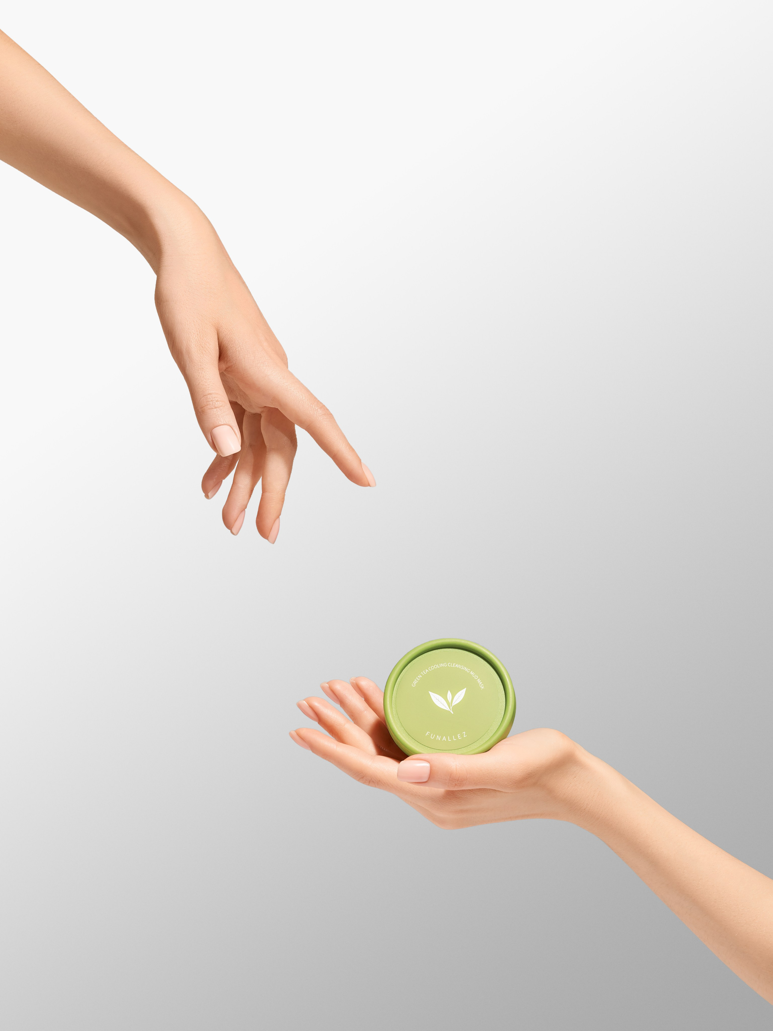 Рука тянется сверху к зеленой банке, которую снизу держит другая рука