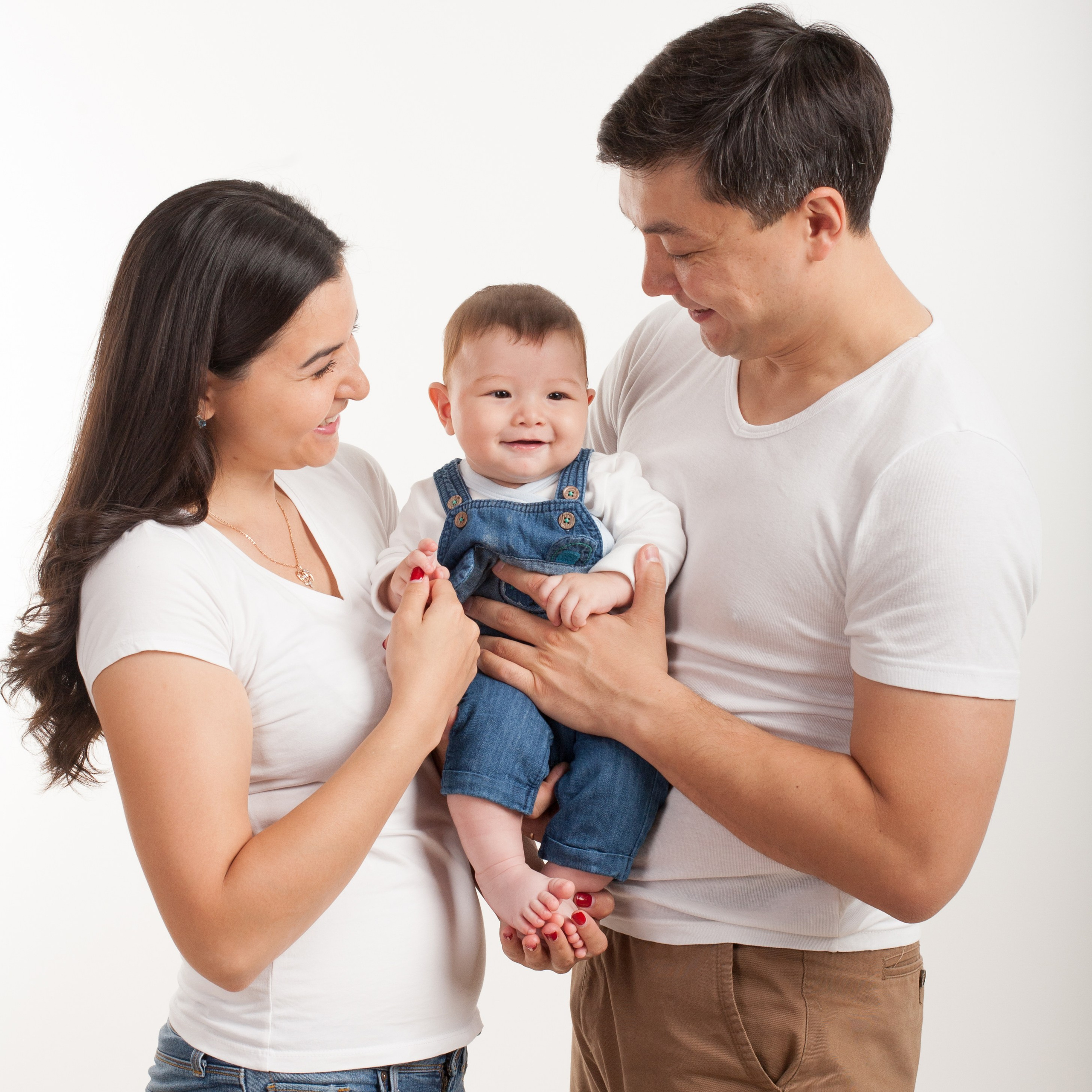 Семейная фотосессия в студии Алматы. Фотосъемка семьи в студии. Семейный фотограф Алматы.