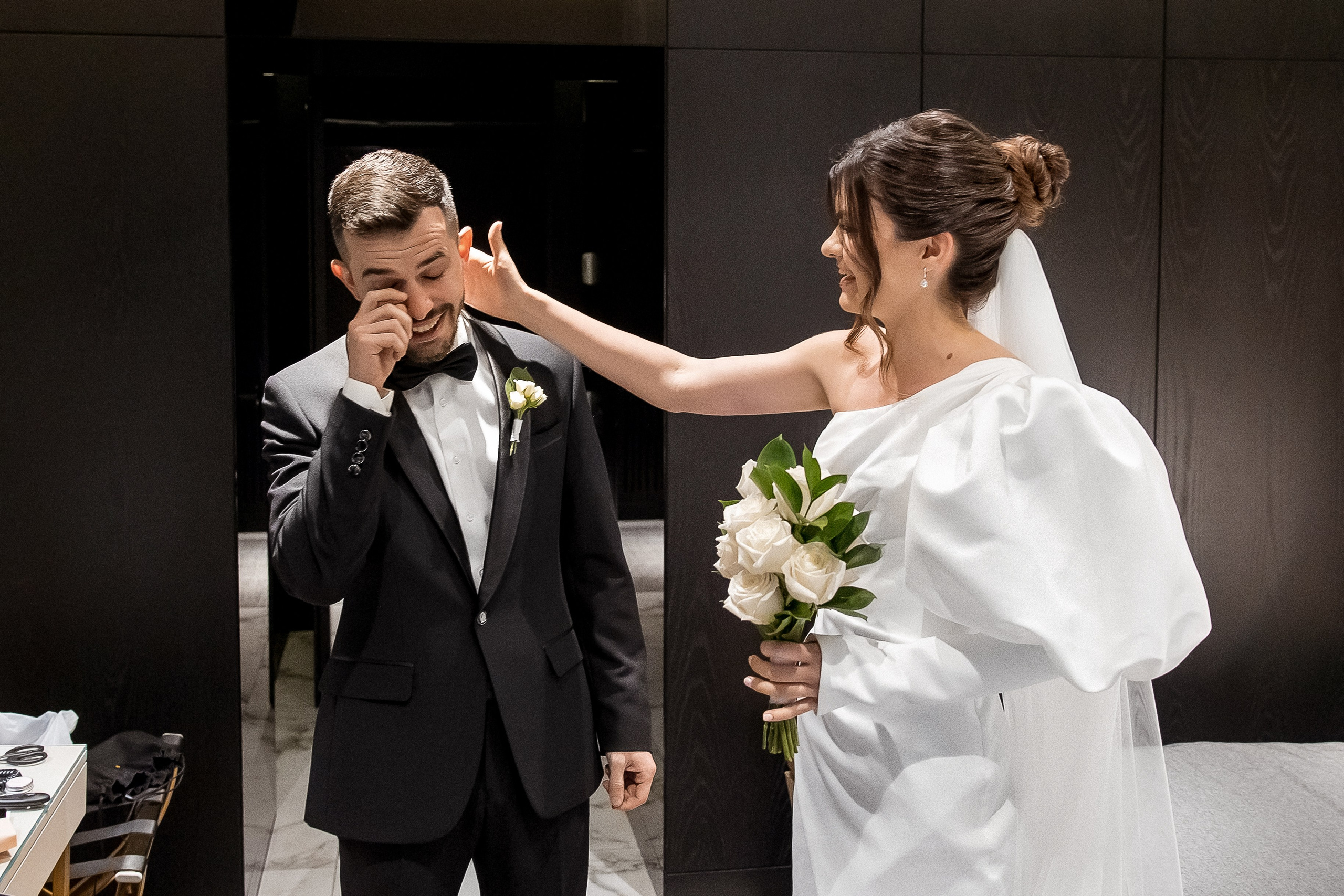 Слезы жениха при первой встрече с невестой и свадебный день