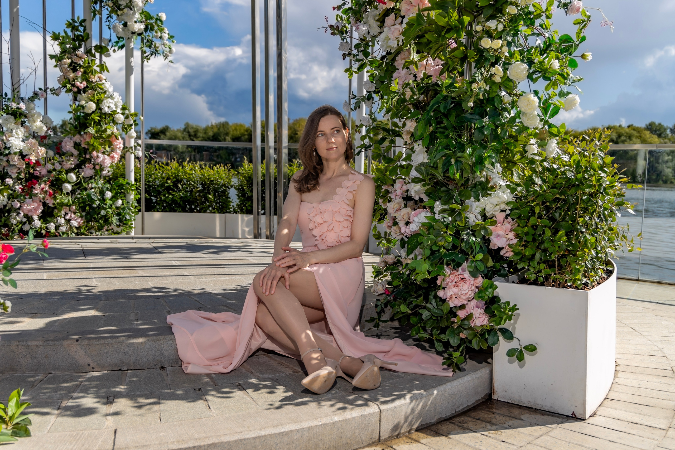 Фотосессия на новой набережной Коломенского: нежность, цветы и вдохновение. Репортажный, семейный и студийный фотограф в Москве Демин Алексей