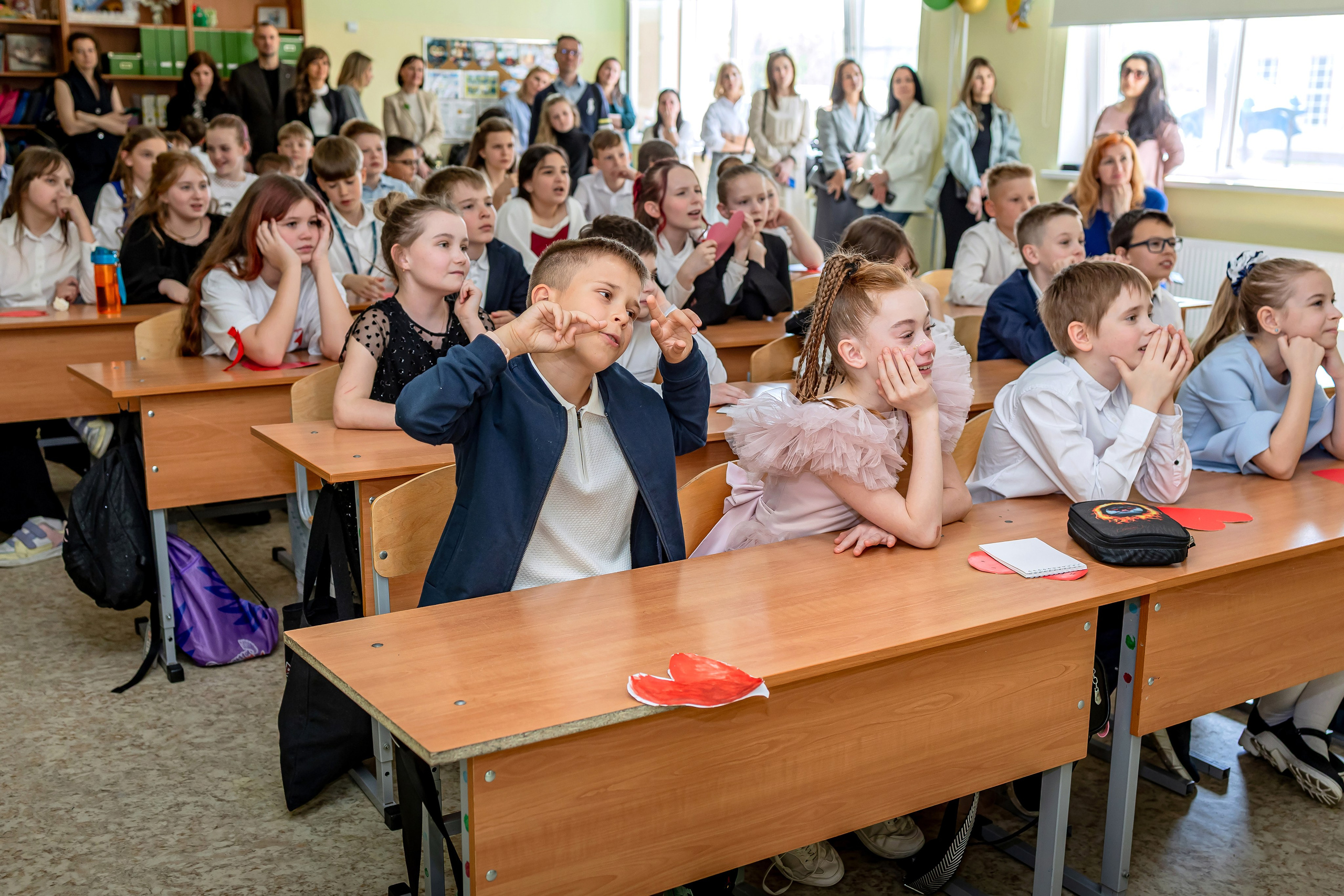 Выпускной в начальной школе в классе. Фотограф и видеограф Москва. Свадебный фотограф, видеограф. Выпускные альбомы. Оживающие альбомы