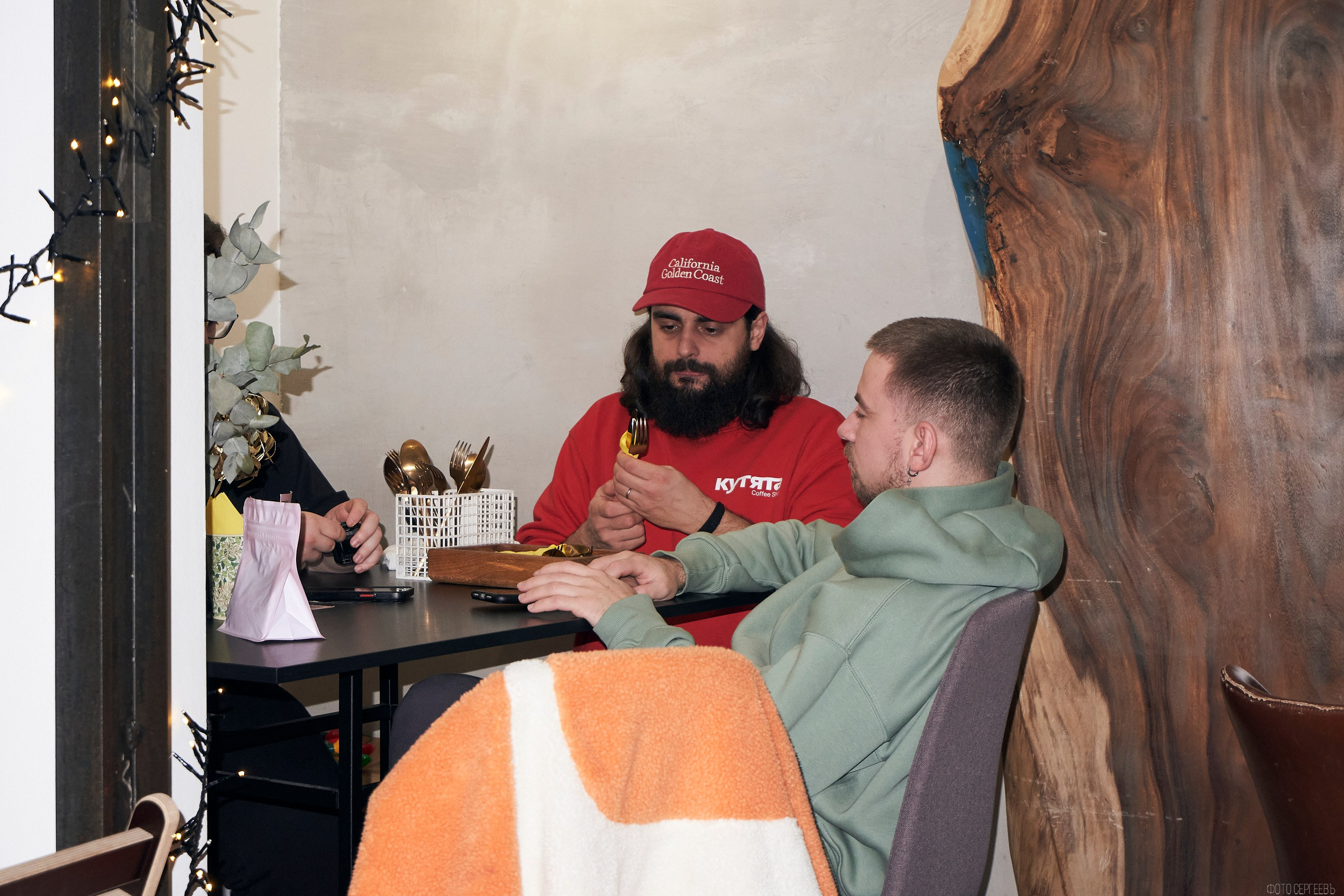 Кутята Coffee Shop. Фотографъ Сергѣевъ. Поймать мгновеніе