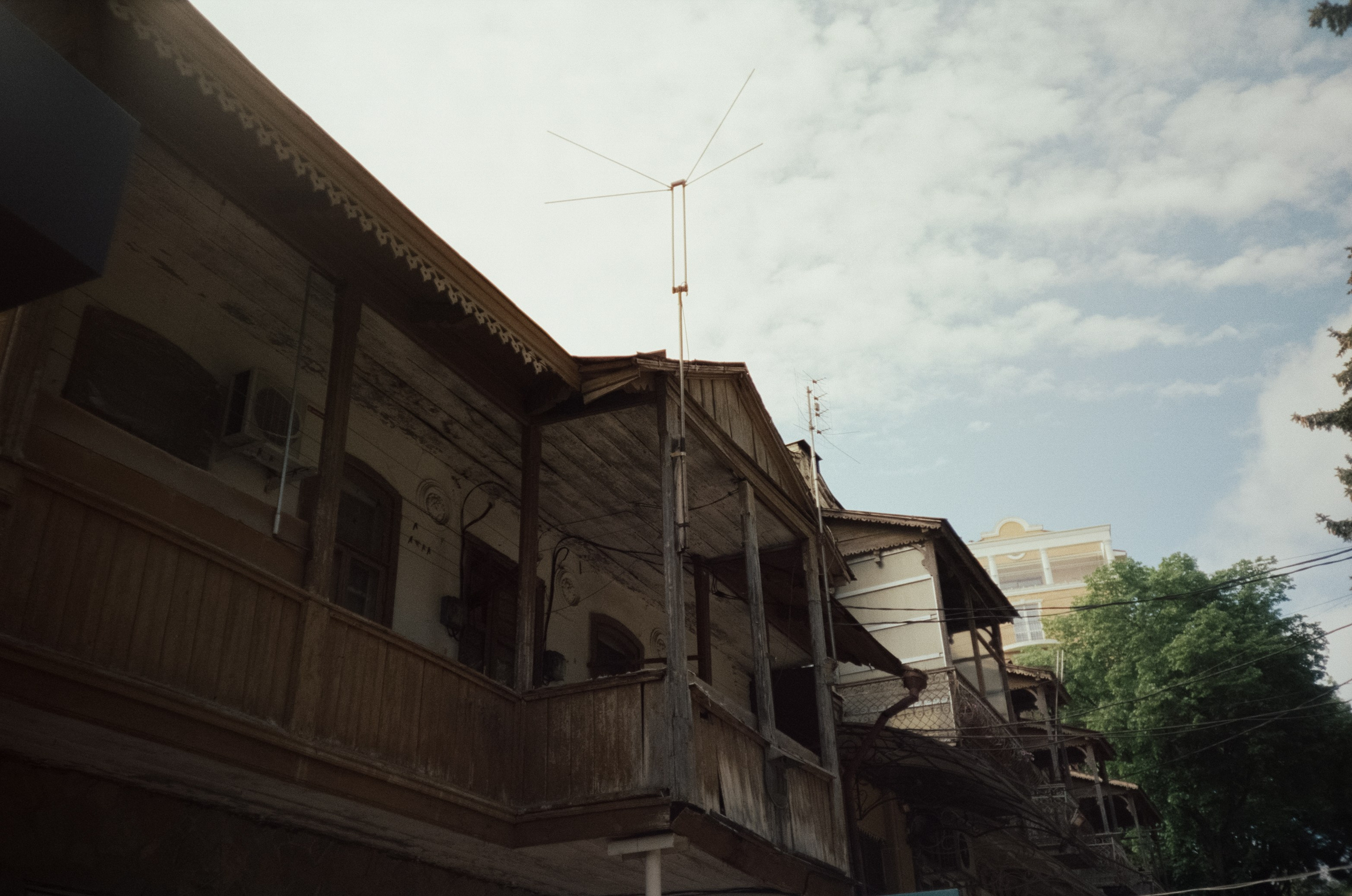 Стрит в Ессентуках. Дворики, дома и кот в окне. Фотограф-документалист Мария Осокина