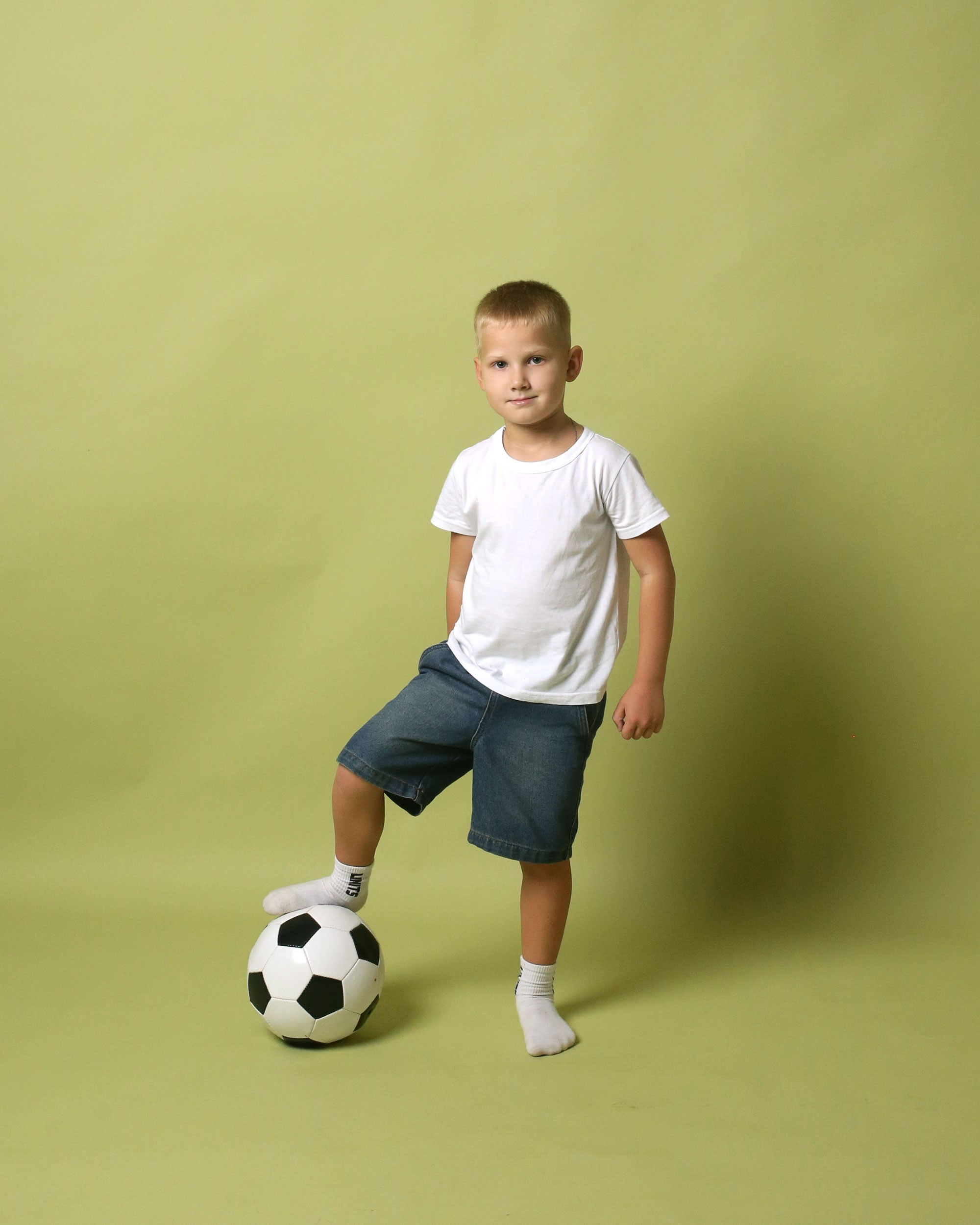 мальчик с мячом в фотостудии автопортрета