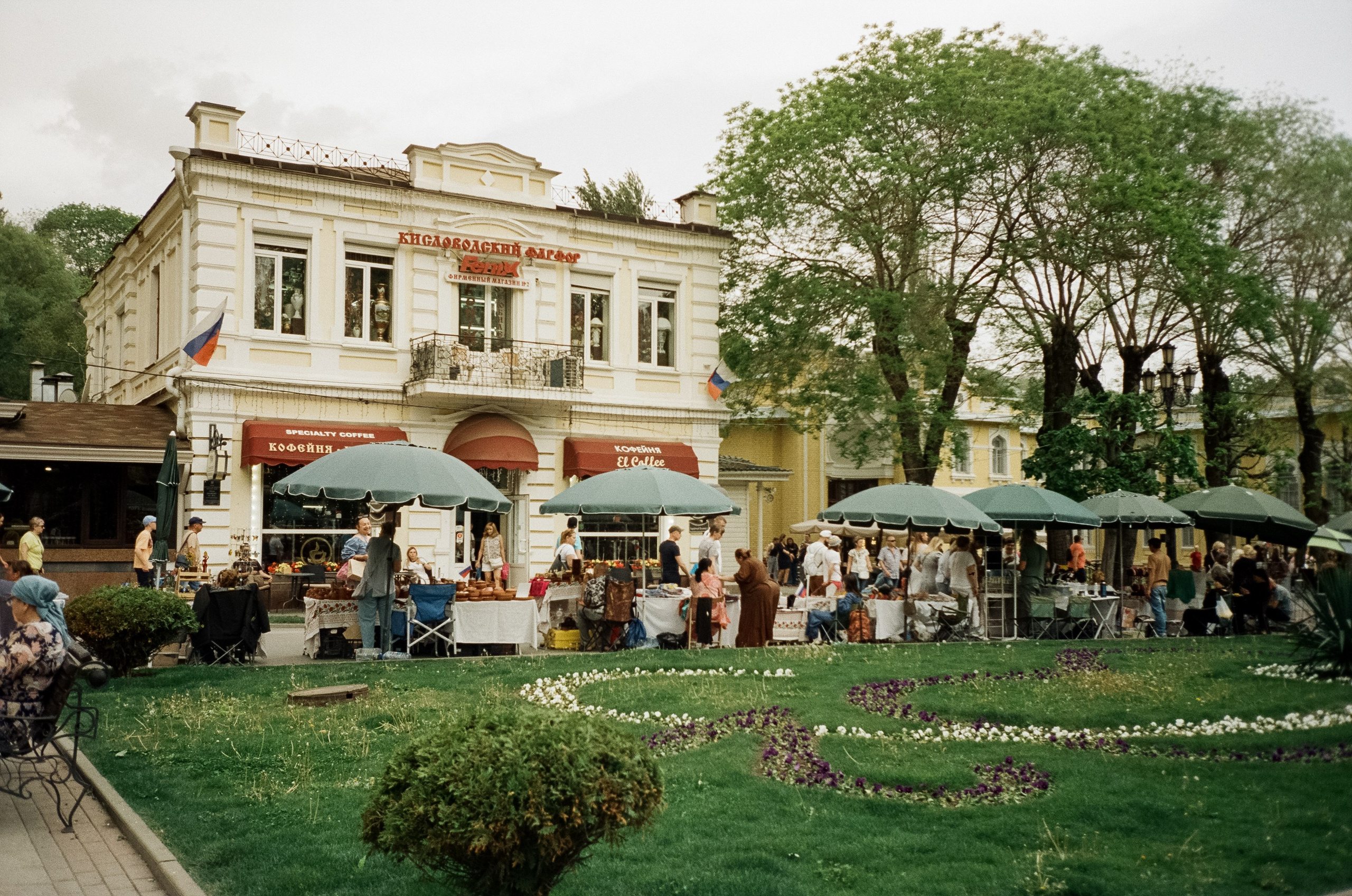 Прогулка по Курортному проспекту и Чебурашка. Кисловодск. Фотограф-документалист Мария Осокина
