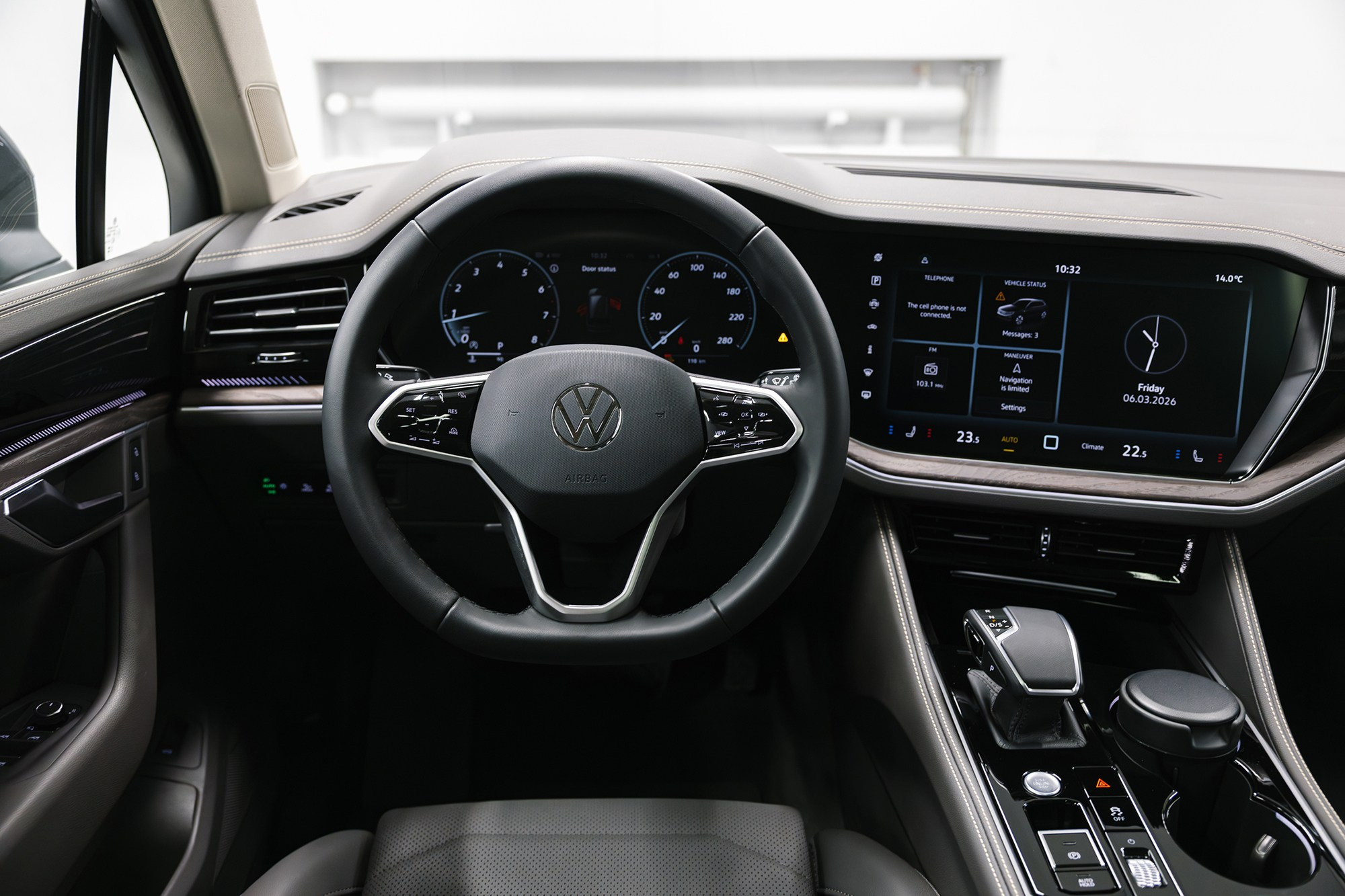 Volkswagen Touareg R-Line 2.0 TSI AT (265 л. с.). Автосалон «Х-Авто»