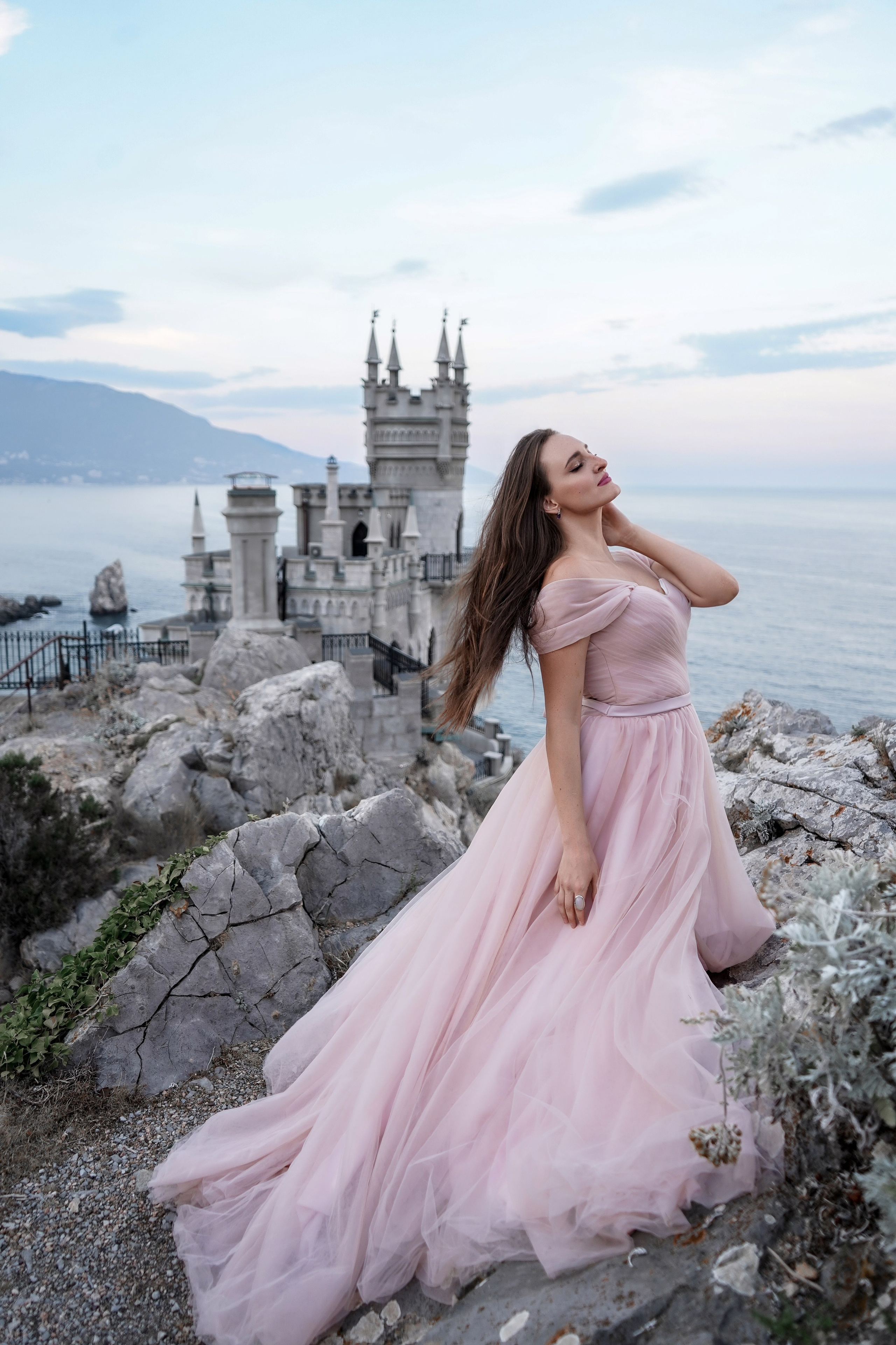 Женская фотосессия с Карелией на Ласточкином гнезде в Крыму. Свадебный фотограф в Ростове-на-Дону. Таинство Крещения и Венчания, семейные фотосессии. Алёна Чёботова