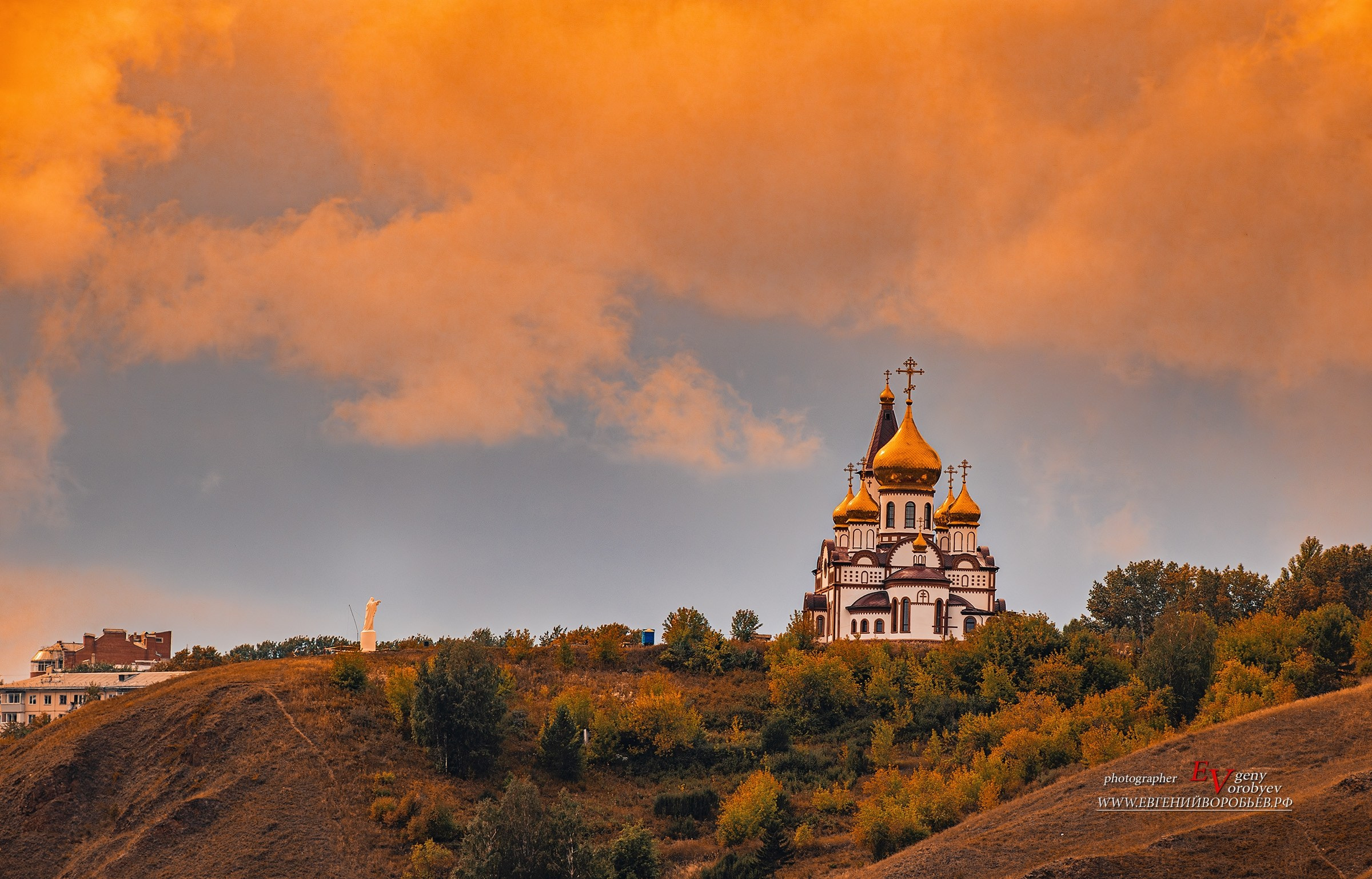 Храм на фоне заката Красноярск индивидуальный тур экскурсии фото фототур фотосессия аренда кабриолета аренда микроавтобуса трансфер цена заказать экскурсию программа маршрут Речной вокзал смотровые площадки видовые красивые места Национальный парк заповедник Столбы Дивногорск Красноярская ГЭС путешествие туристический маршрут место силы Часовня Параскевы Пятницы Коммунальный мост остров Татышев Бобровый лог Николаевская сопка набережная Енисея село Овсянка музей Астафьева Караульная гора Виноградовский мост гид экскурсовод индивидуальная экскурсия фотосъемка виды на Енисей фанпарк Бобровый лог парк флоры и фауны Роев ручей Торгашинский хребет скала Такмак вантовый мост куда сходить цены расписание заказать онлайн экскурсионное обслуживание трансфер на комфортабельном автобусе