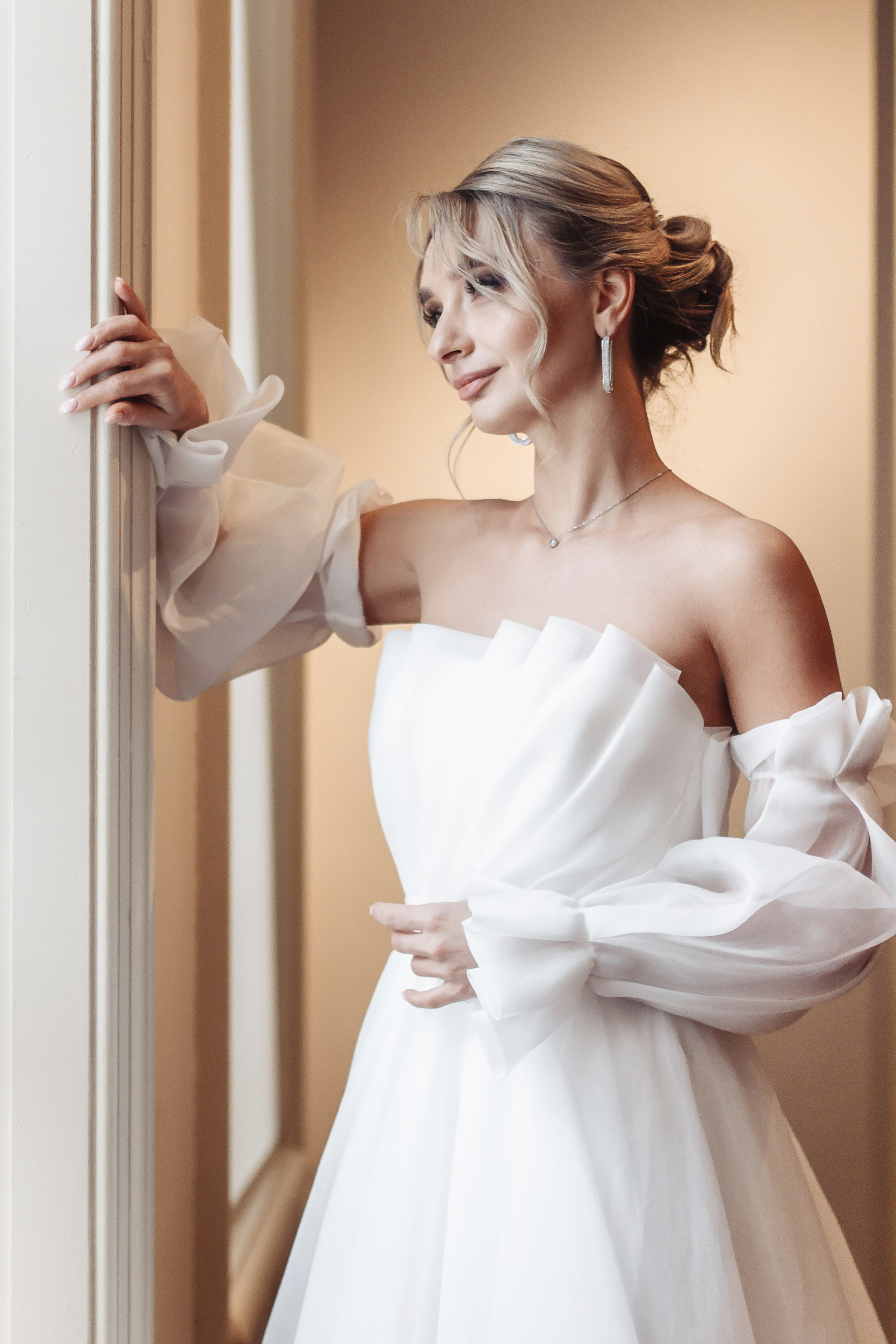 свадебный фотограф на регистрацию брака в усадьбе муравьёвых-апостолов, фотограф гладков дмитрий, невеста у окна