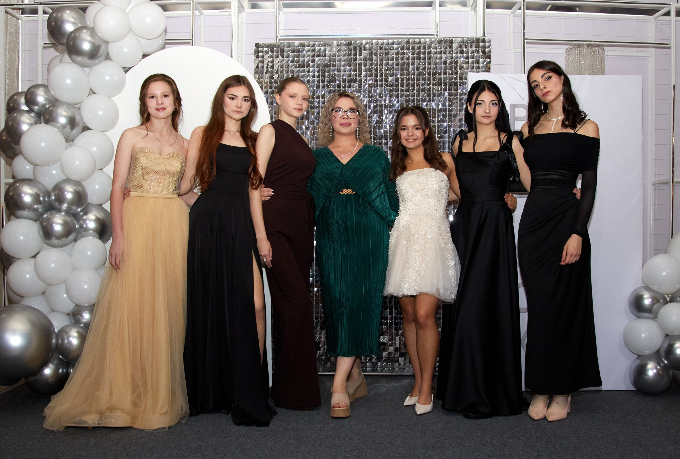 Групповое фото выпускников 9 класса на выпускном вечере