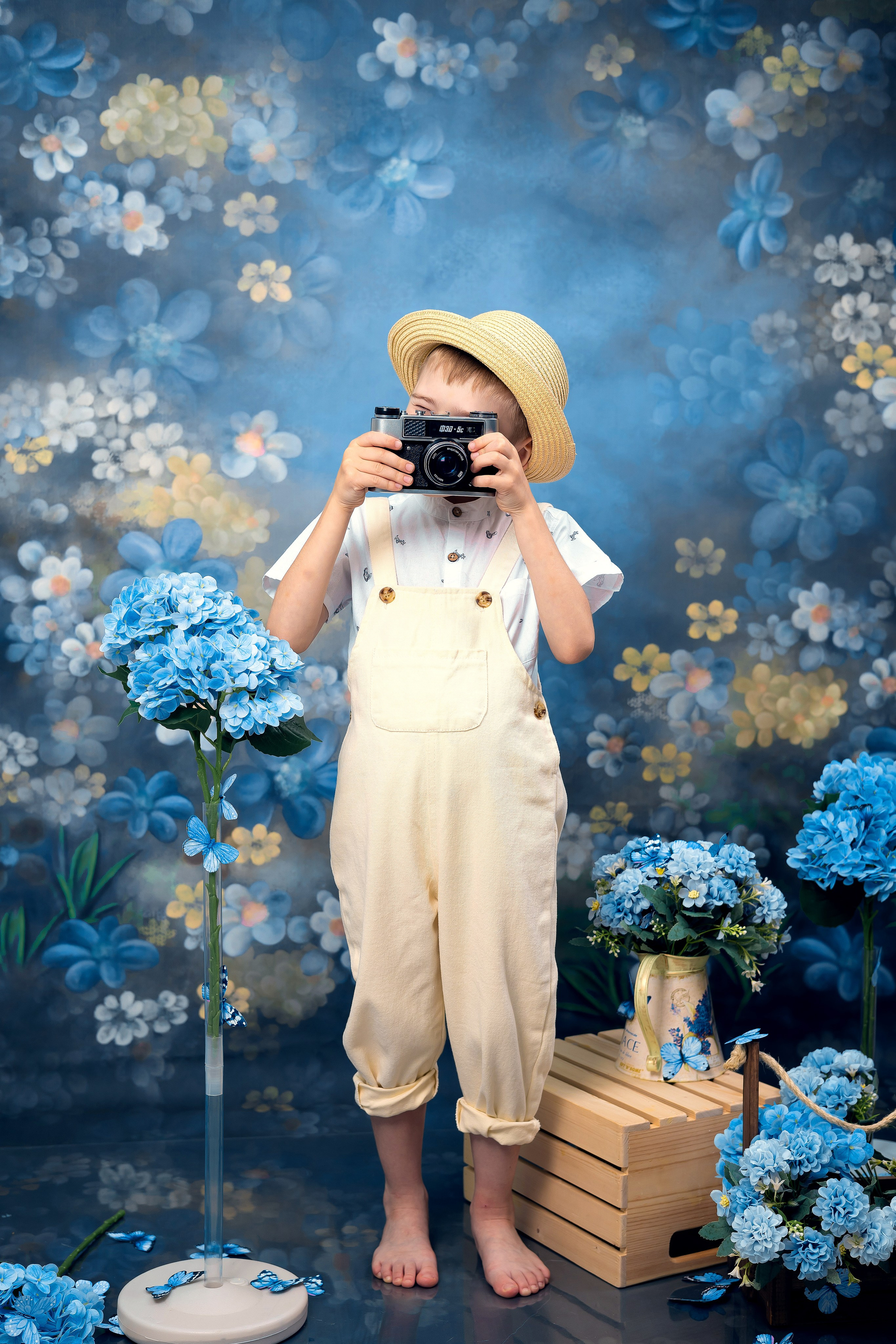 мальчик с фотокамерой