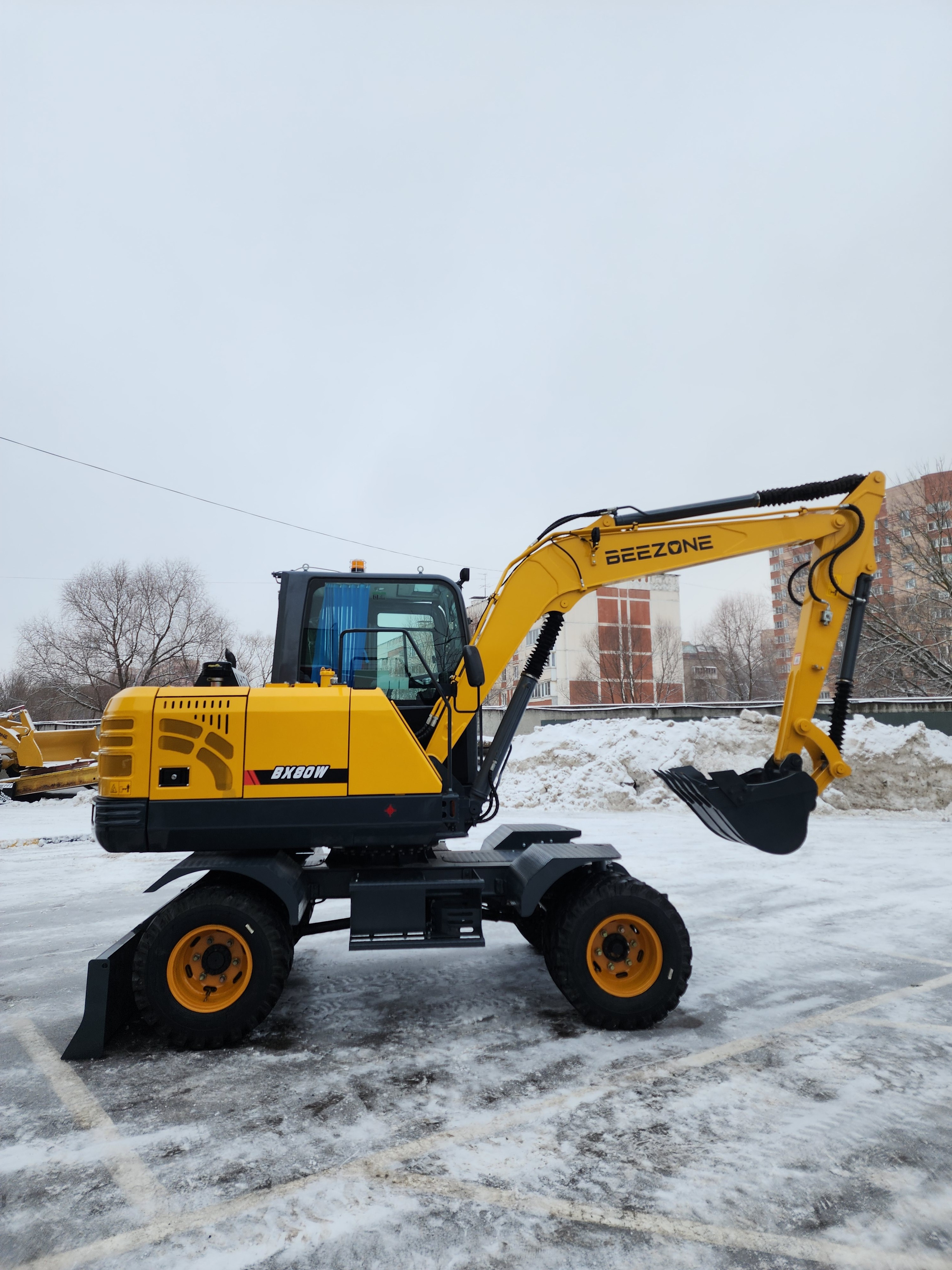 Фото кол. экс. Beezone BX80W. Продажа и обслуживание грузовой техники и спецтехники в г. Новосибирск компания СТИ