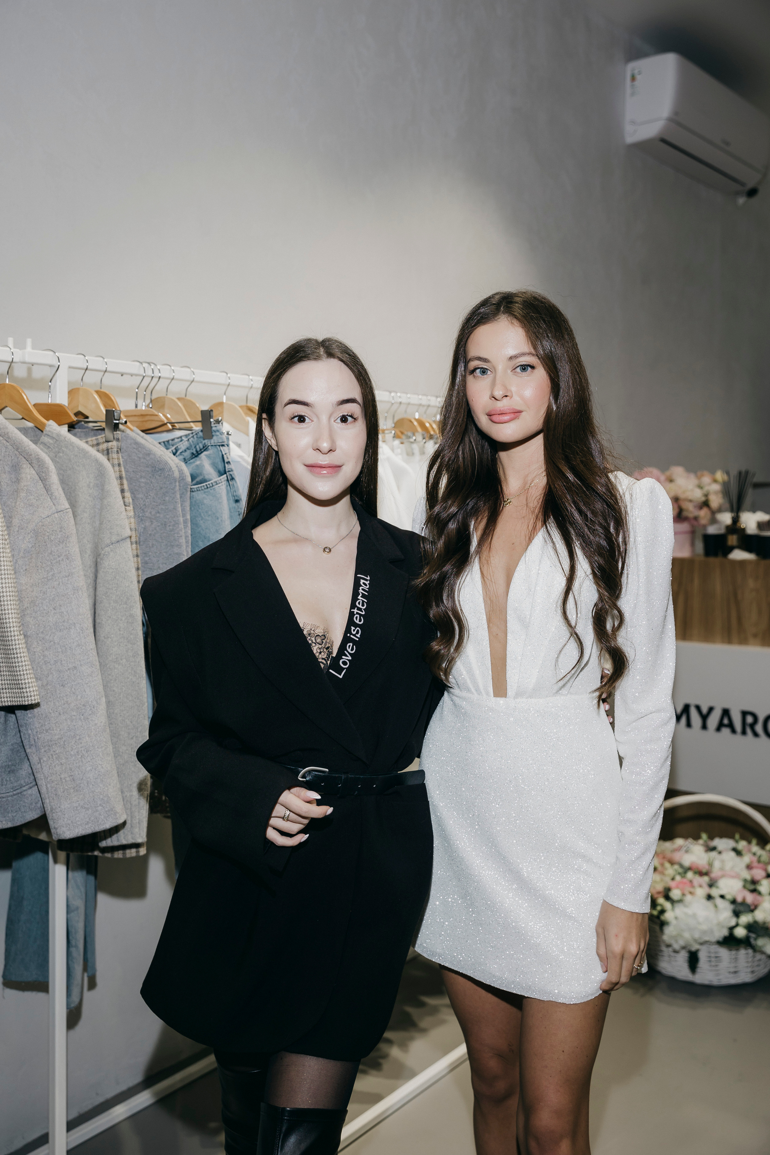 Алина Умярова с подругой Анастасией