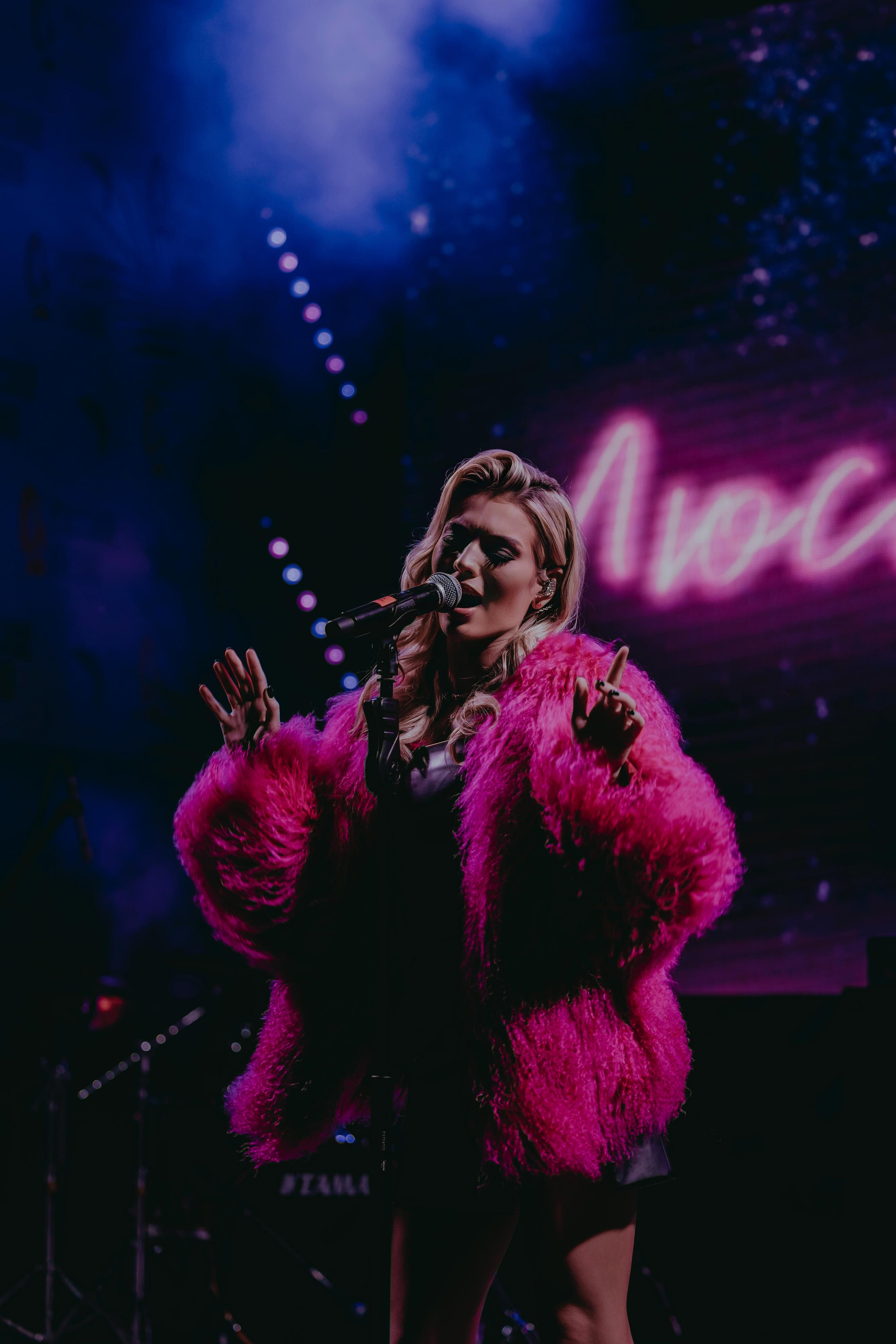 27-й день рождения радиостанции «Русское Радио» Русской Медиагруппы. «Птичка на проводе»: информационный портал в Москве