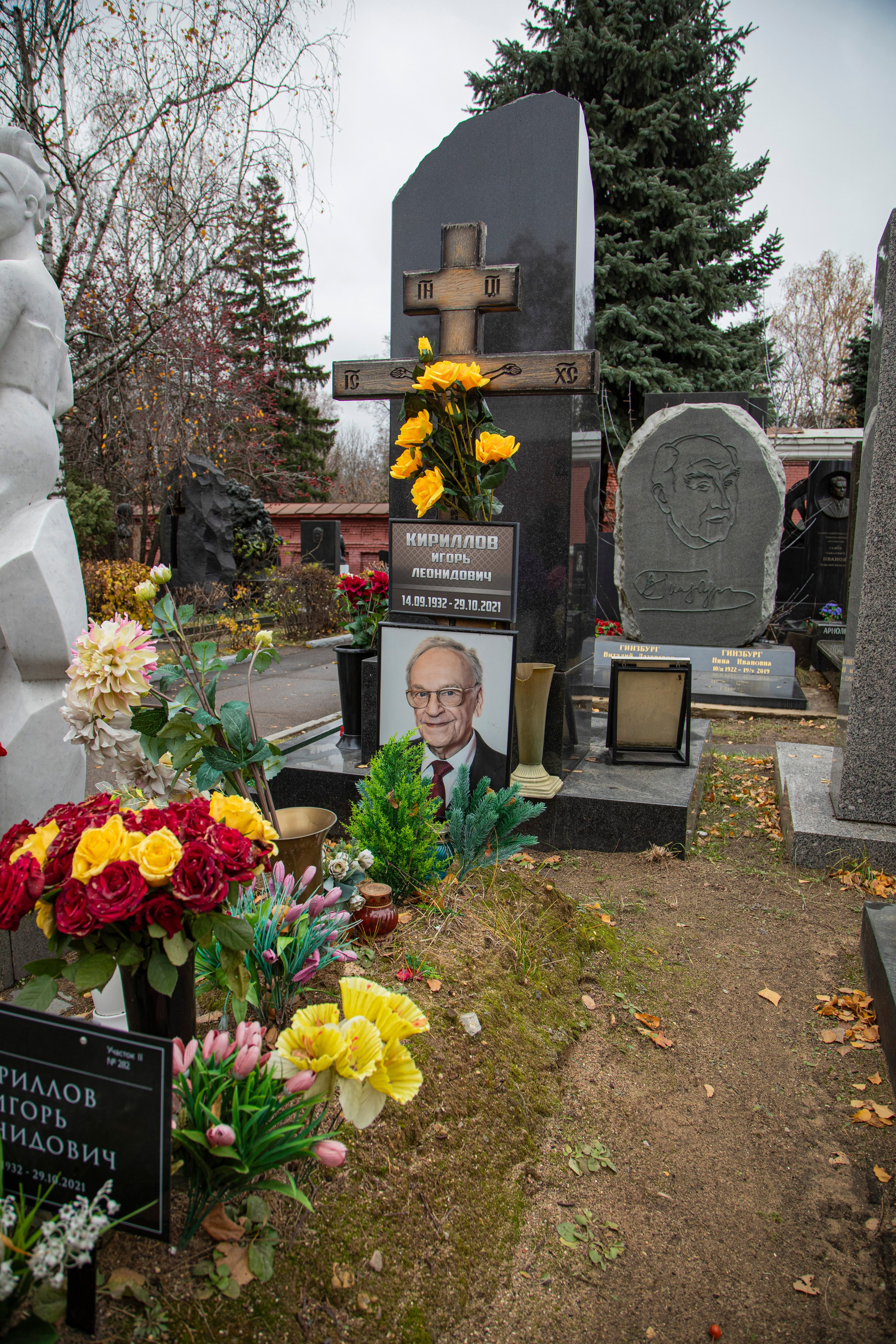 Осенняя прогулка по Новодевичьему кладбищу. Фотограф Сергей Ловкий