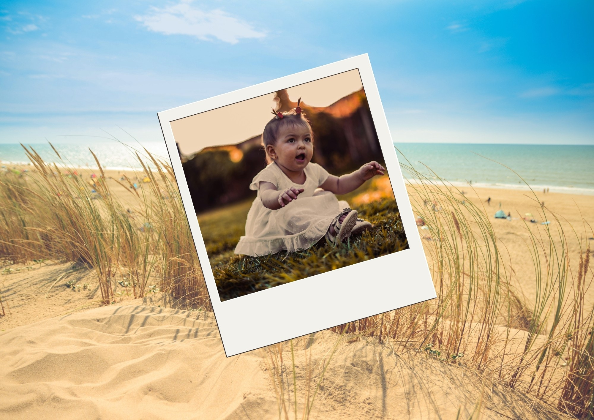 Август: календарная сетка и кадры с малышом на траве, спящим ребёнком и играми у бассейна, фиксирующие последние тёплые дни лета и семейные выходные на природе.