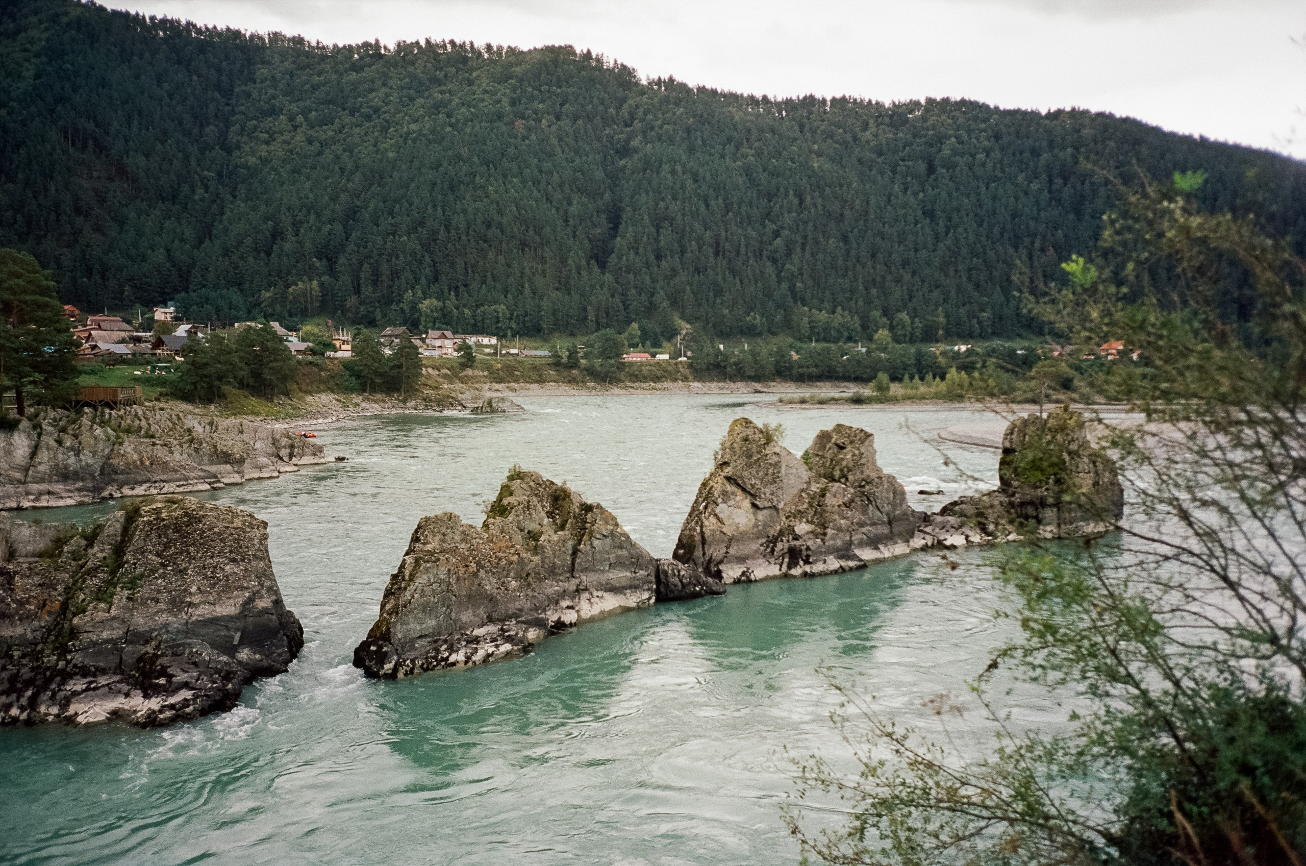 Катунь и скалы. Зубы Дракона в пасмурный день. Фотограф-документалист Мария Осокина