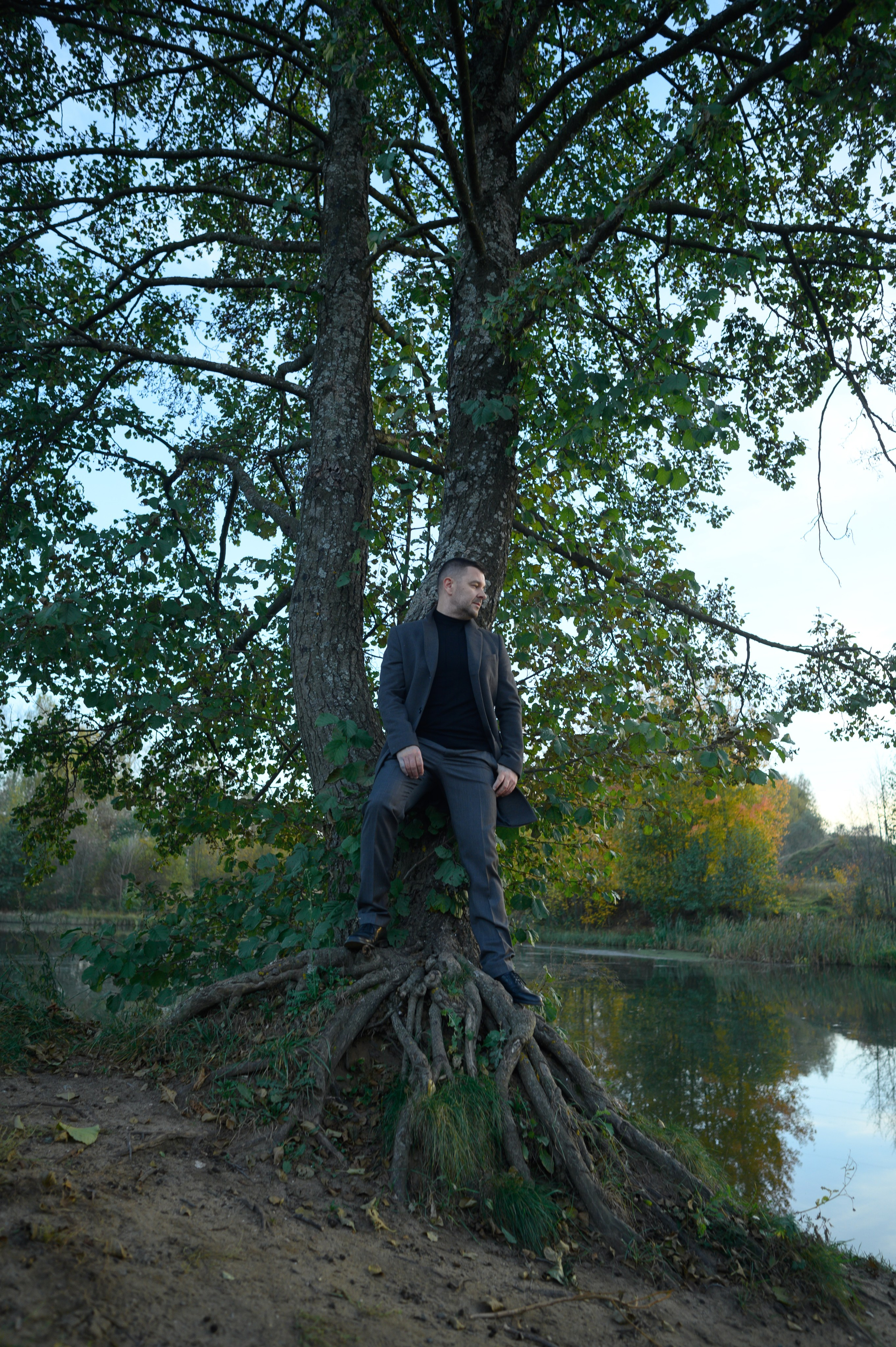 Мужская фотосессия на открытом воздухе