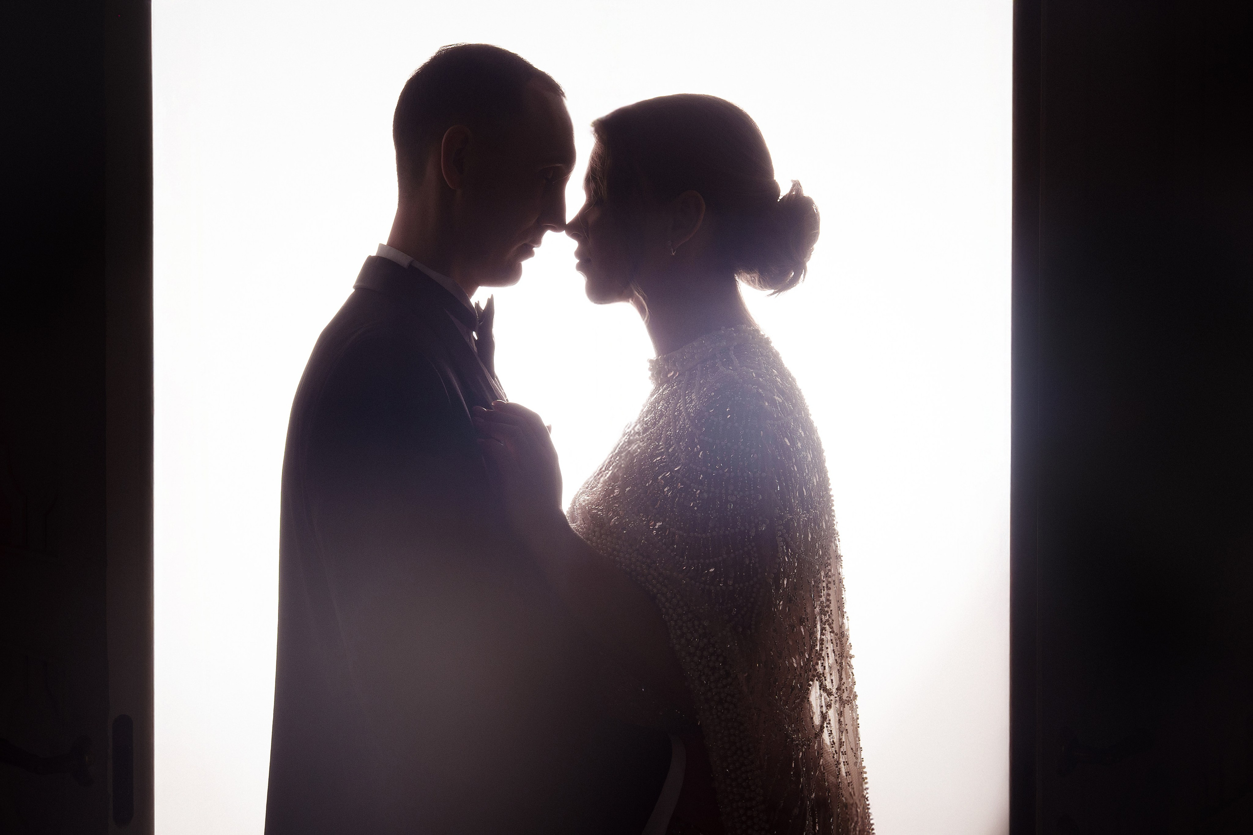 Искренний момент разговора супругов на фотосессии 10 лет свадьбы