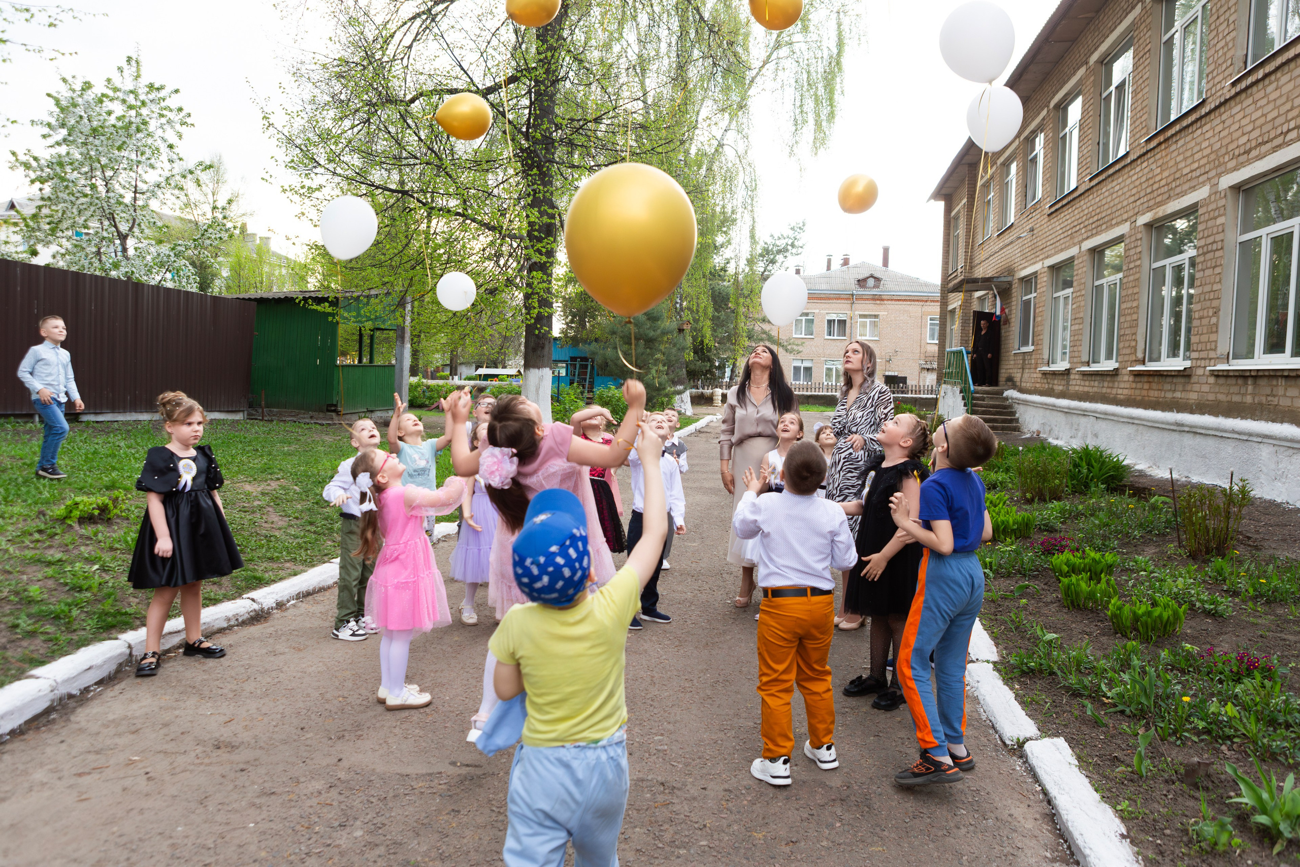 Профессиональный фотограф Николай Богатырев запечатлевает выпускной в детском саду в Мценске, Орле и Орловской области, яркие кадры первоклассников.