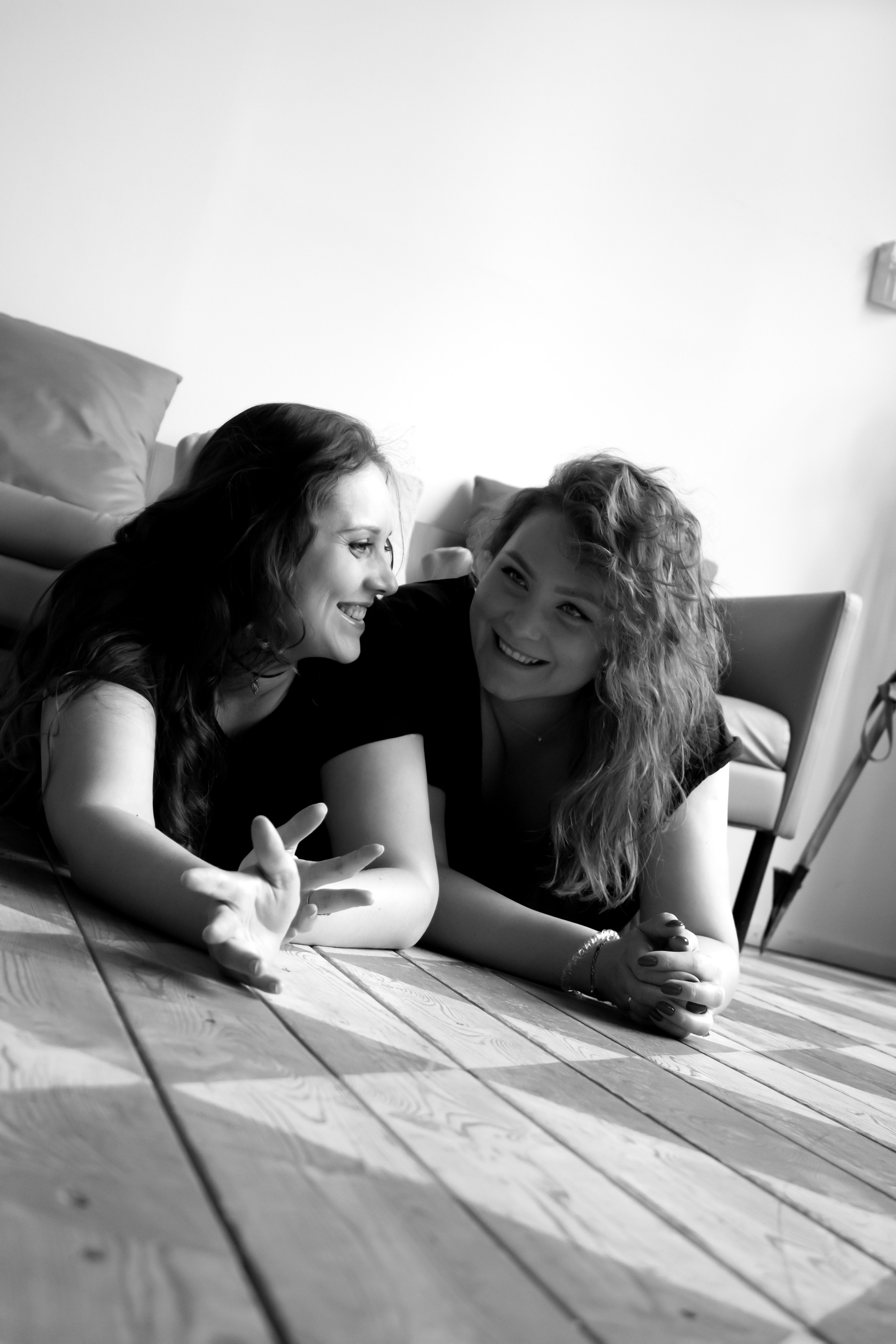 просто и легко подруги могут говорить друг с другом часами