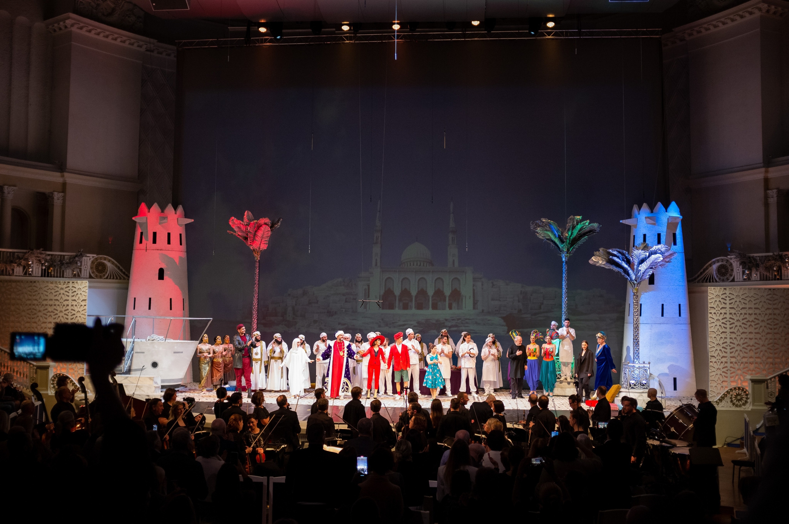 Новогодний вечер. Итальянка в Алжире. Искусство фотографии. Мария Осокина