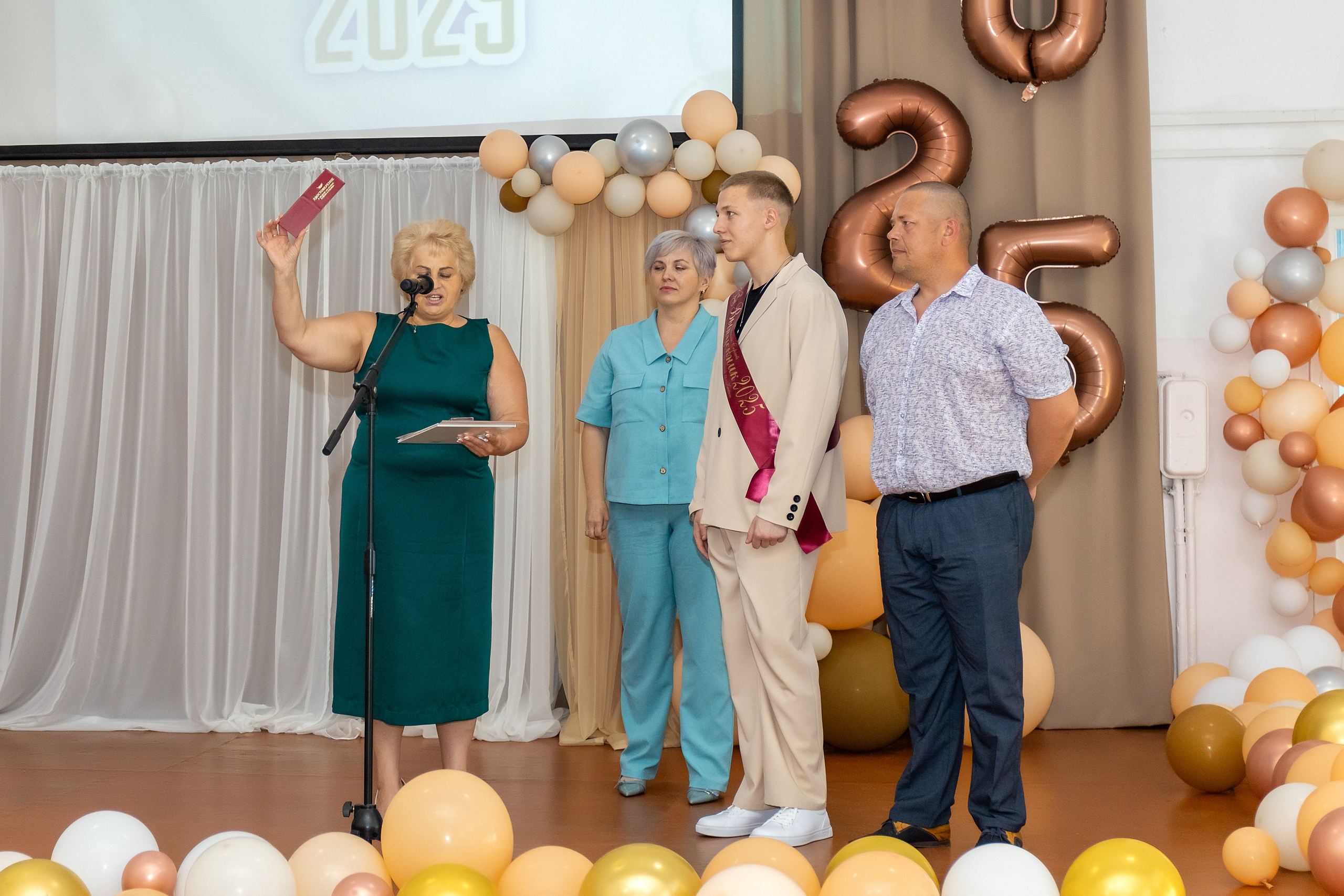 Выпускной. Школа 22, 11 класс. Стильный выпускной альбом Владивосток фотограф Вероника Мигачева