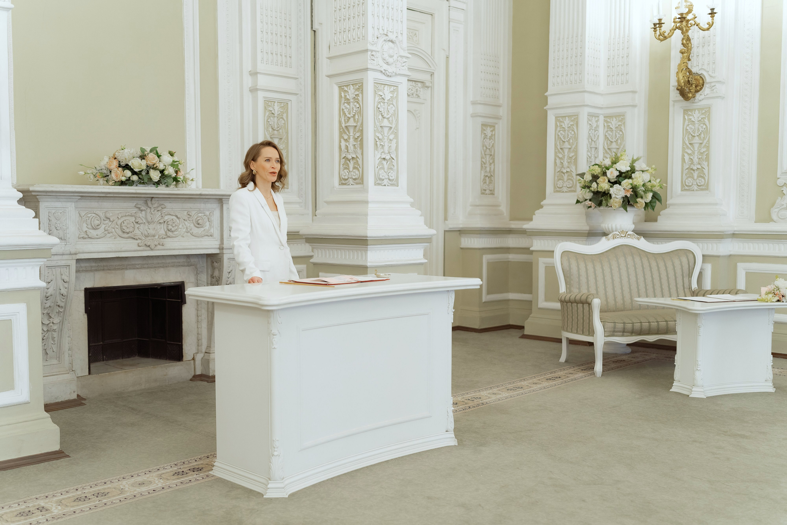 Регистратор брака в светлом интерьере дворца бракосочетания №1