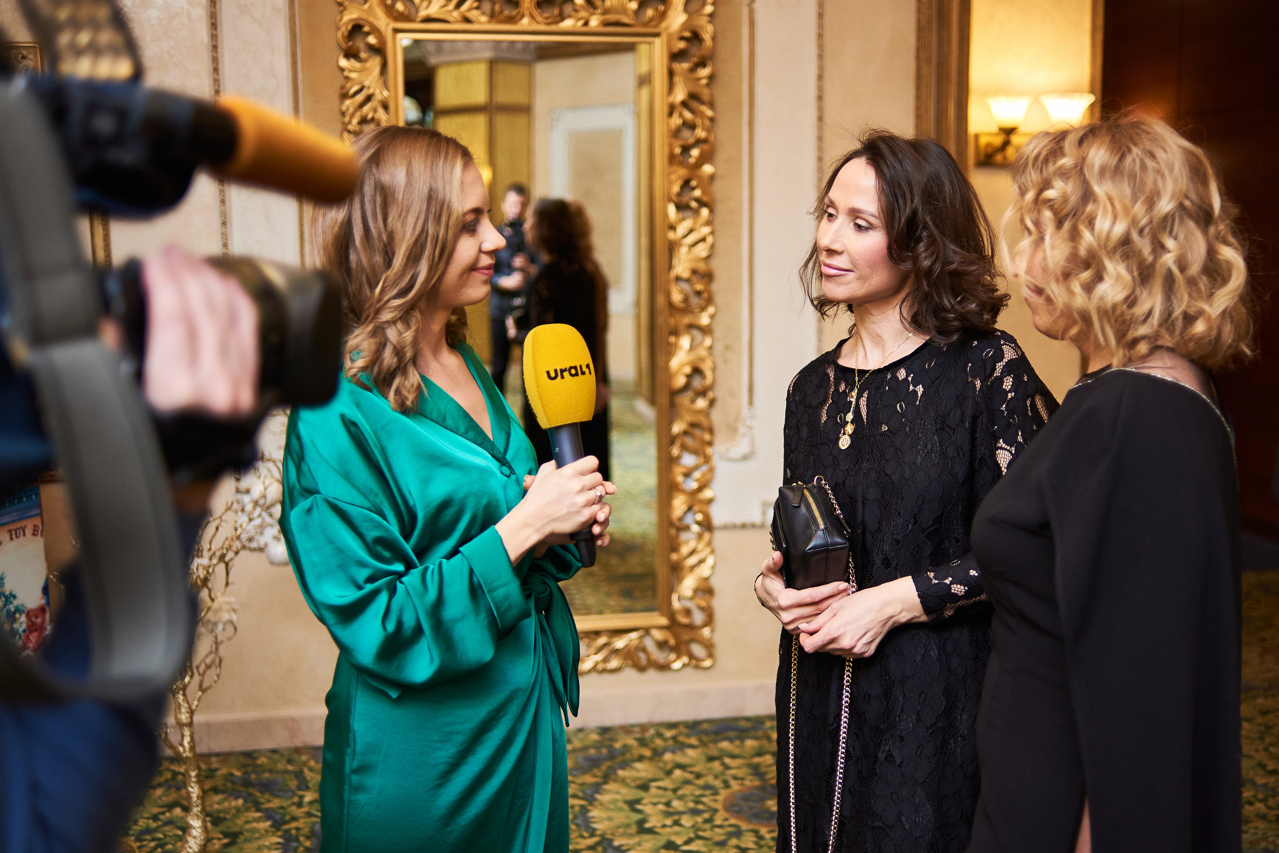 Екатерина Назарова берет интервью для телеканала URAL1