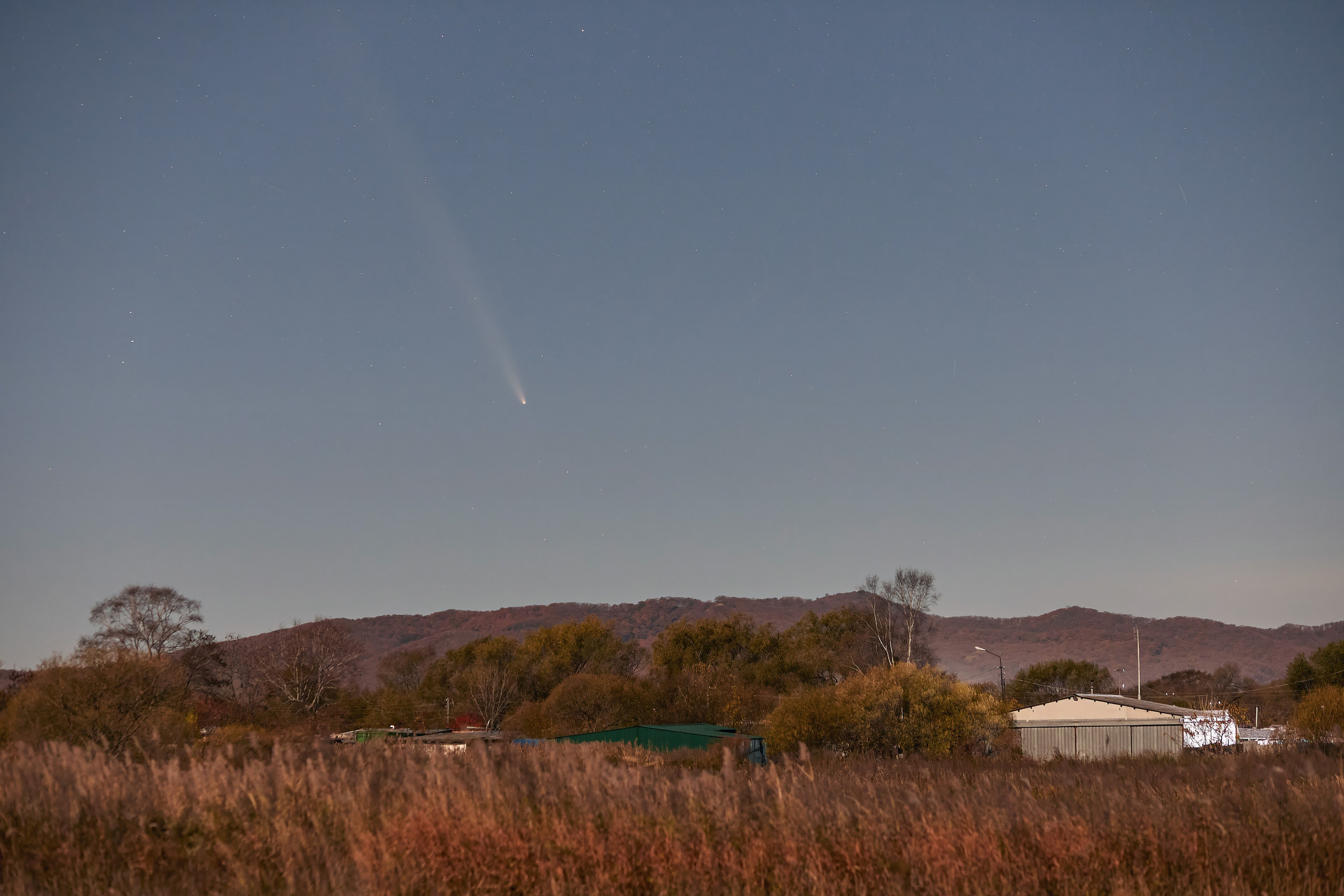 Фото кометы C/2023 A3 Цзыцзиньшань (Tsuchinshan) — ATLAS на фоне гор и леса в Приморском крае, Россия