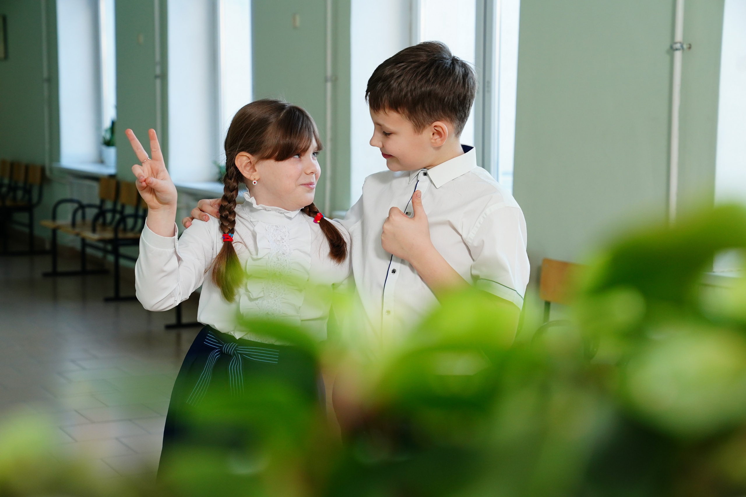 надо понимать, что условия для фотографирования учеников каждый раз разные