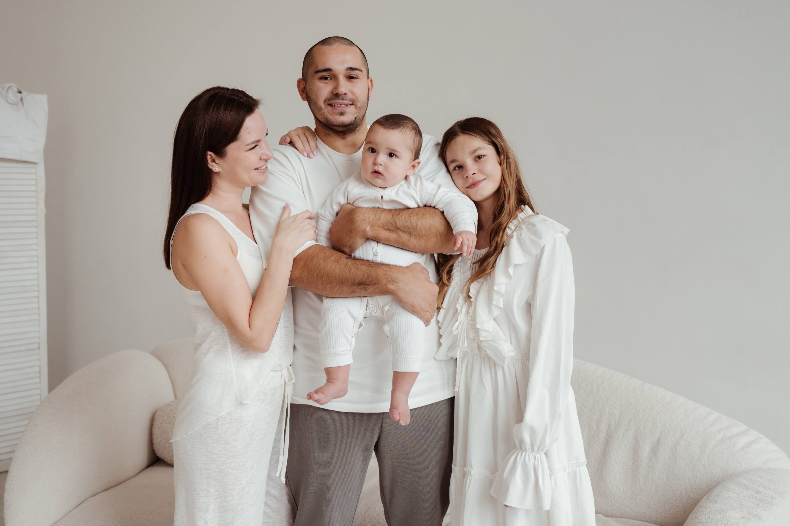 Семейная съемка. Профессиональный фотограф беременности в СПБ. Стильные фотосессии беременности в стиле минимализм и классическая фотография