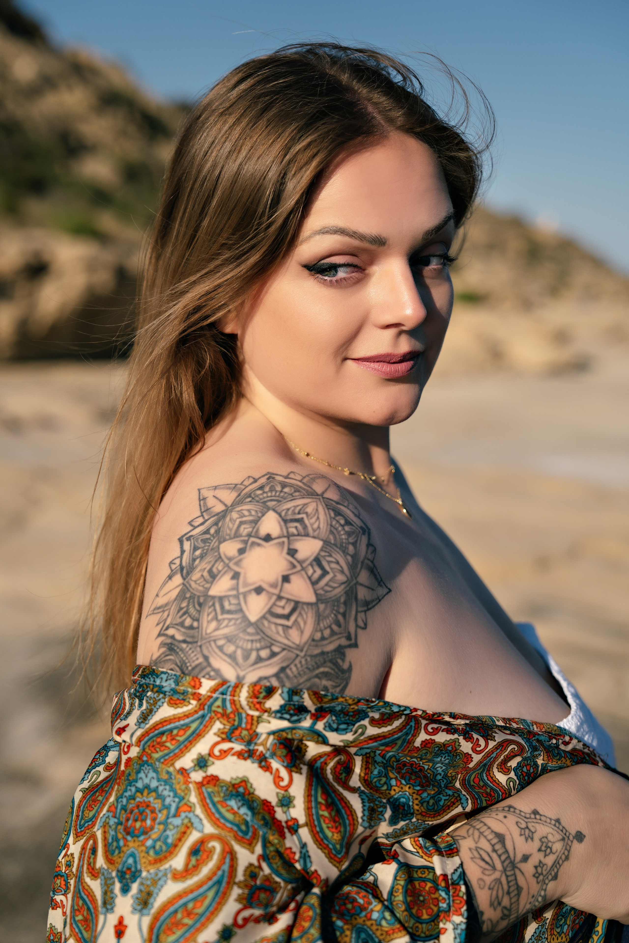 портрет девушки с татуировкой на пляже