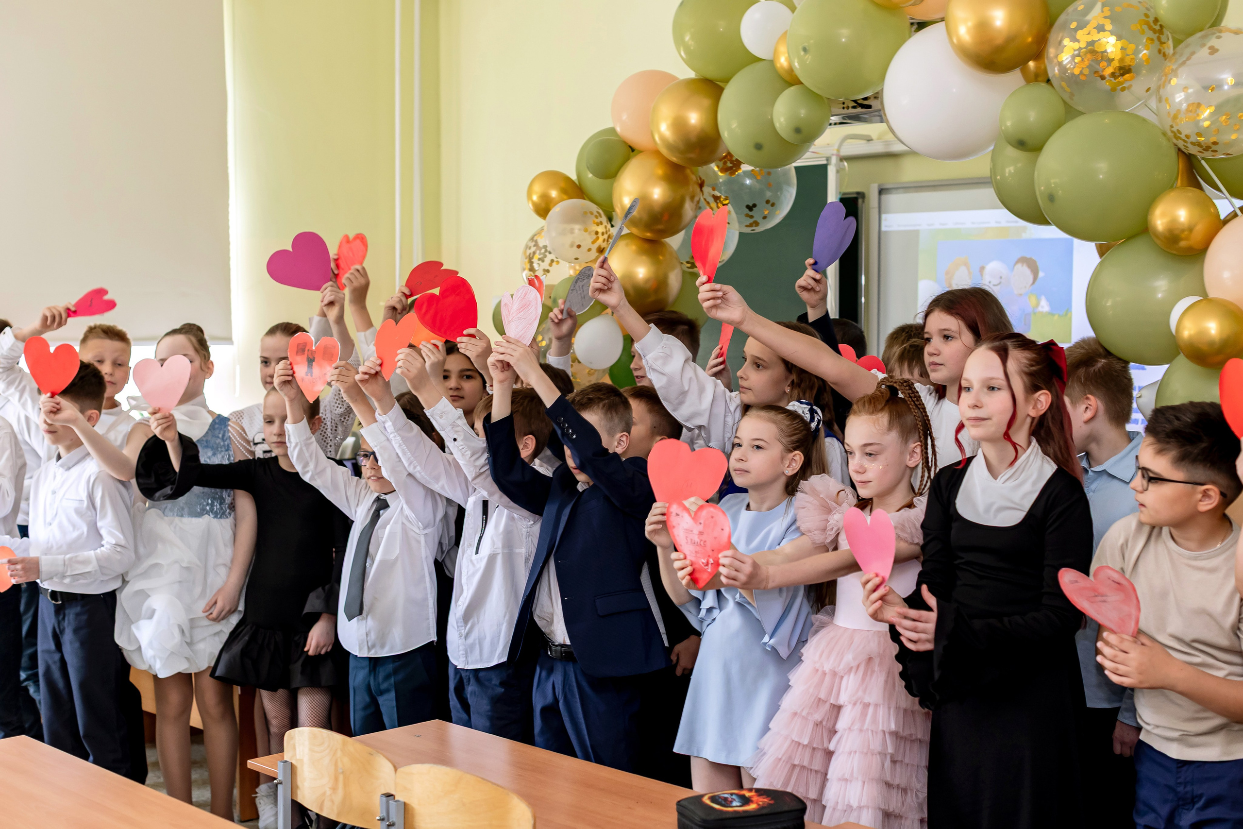 Выпускной в начальной школе в классе. Фотограф и видеограф Москва. Свадебный фотограф, видеограф. Выпускные альбомы. Оживающие альбомы