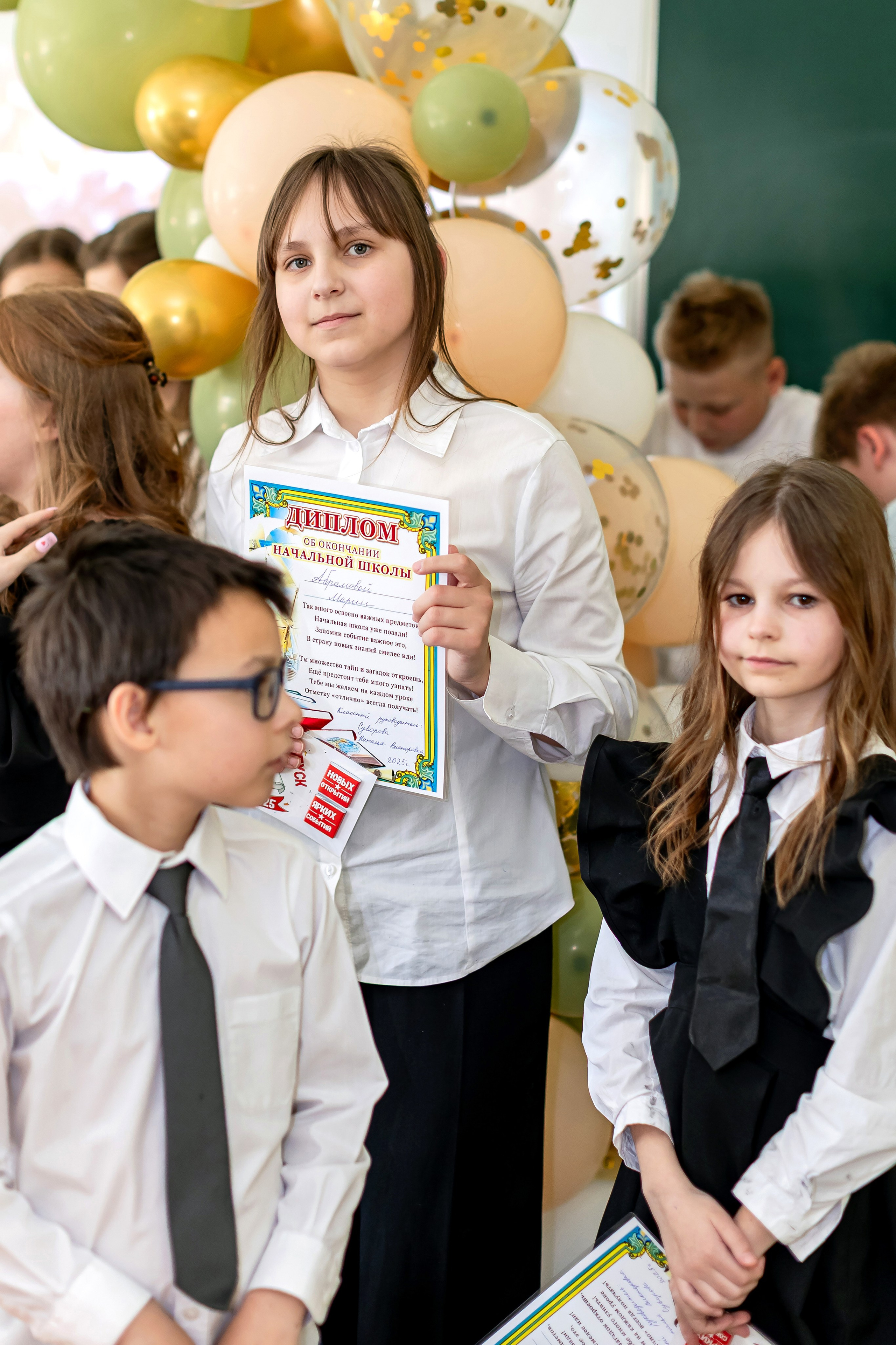 Выпускной в начальной школе в классе. Фотограф и видеограф Москва. Свадебный фотограф, видеограф. Выпускные альбомы. Оживающие альбомы