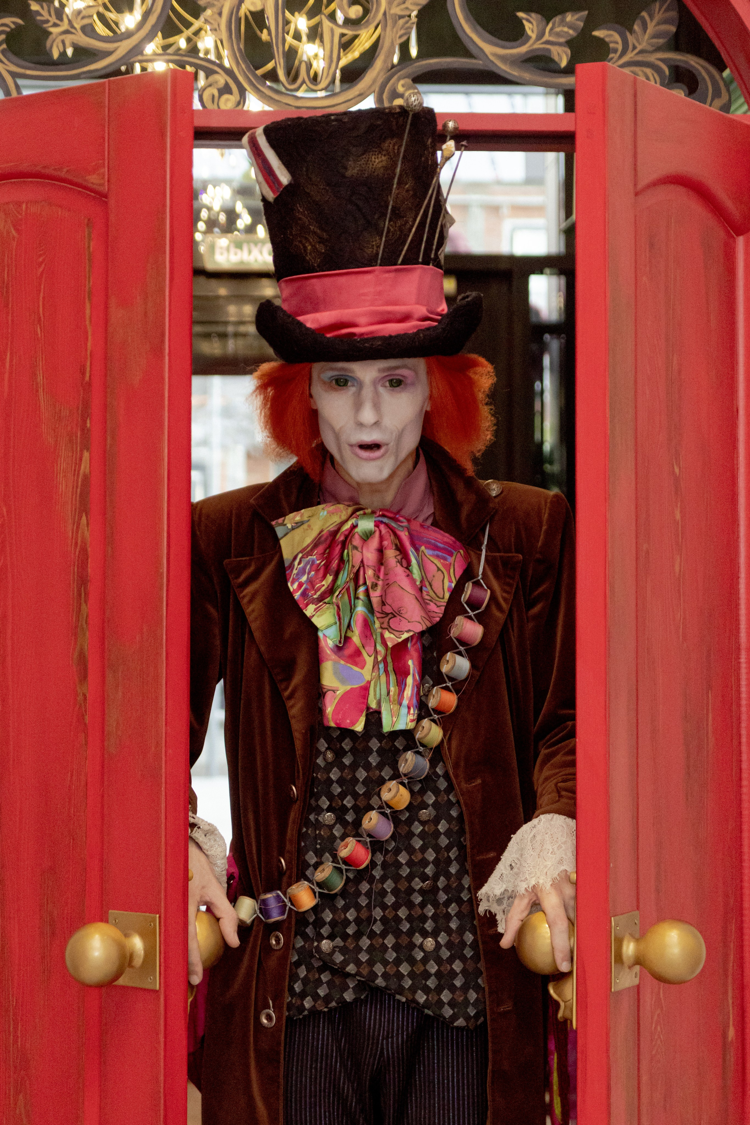 Шляпная магия: аниматор Шляпник и его фотограф сделают ваш праздник незабываемым!. Свадебный и репортажный фотограф Максим Вакс. Съемка любых мероприятий в Екатеринбурге