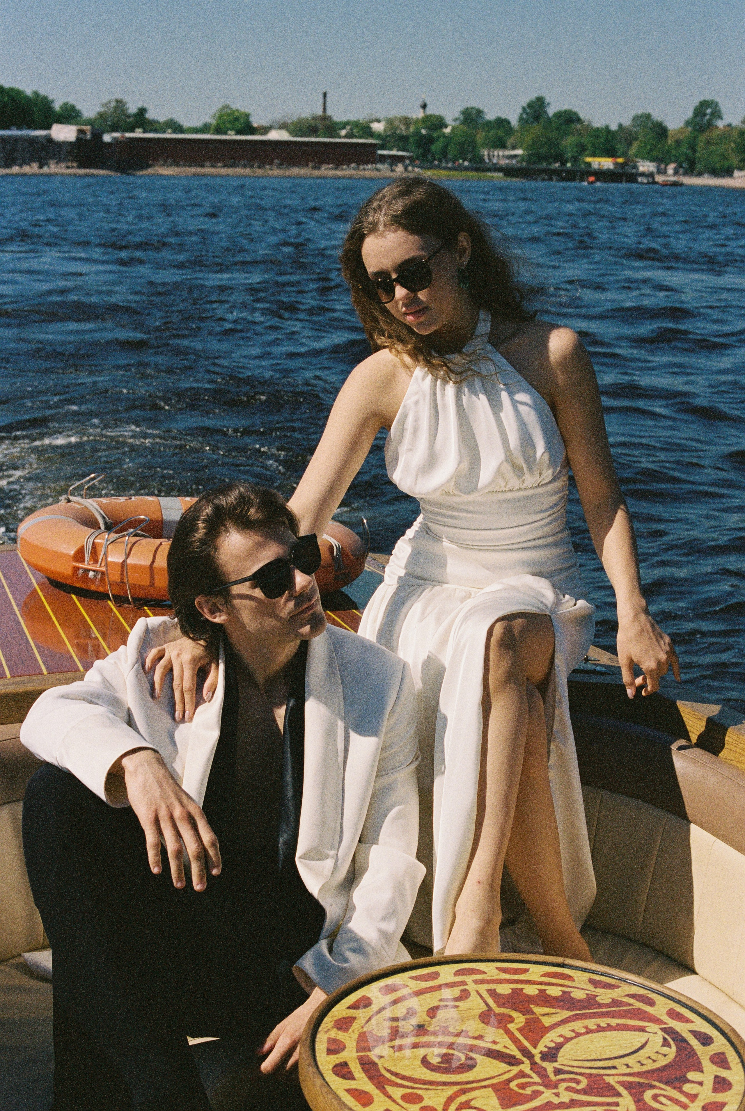 Свадебное утро в отеле Grand Memories и прогулка на катере по Неве. Свадебный фотограф Дмитрий Родионов — Санкт-Петербург и Ленинградская область