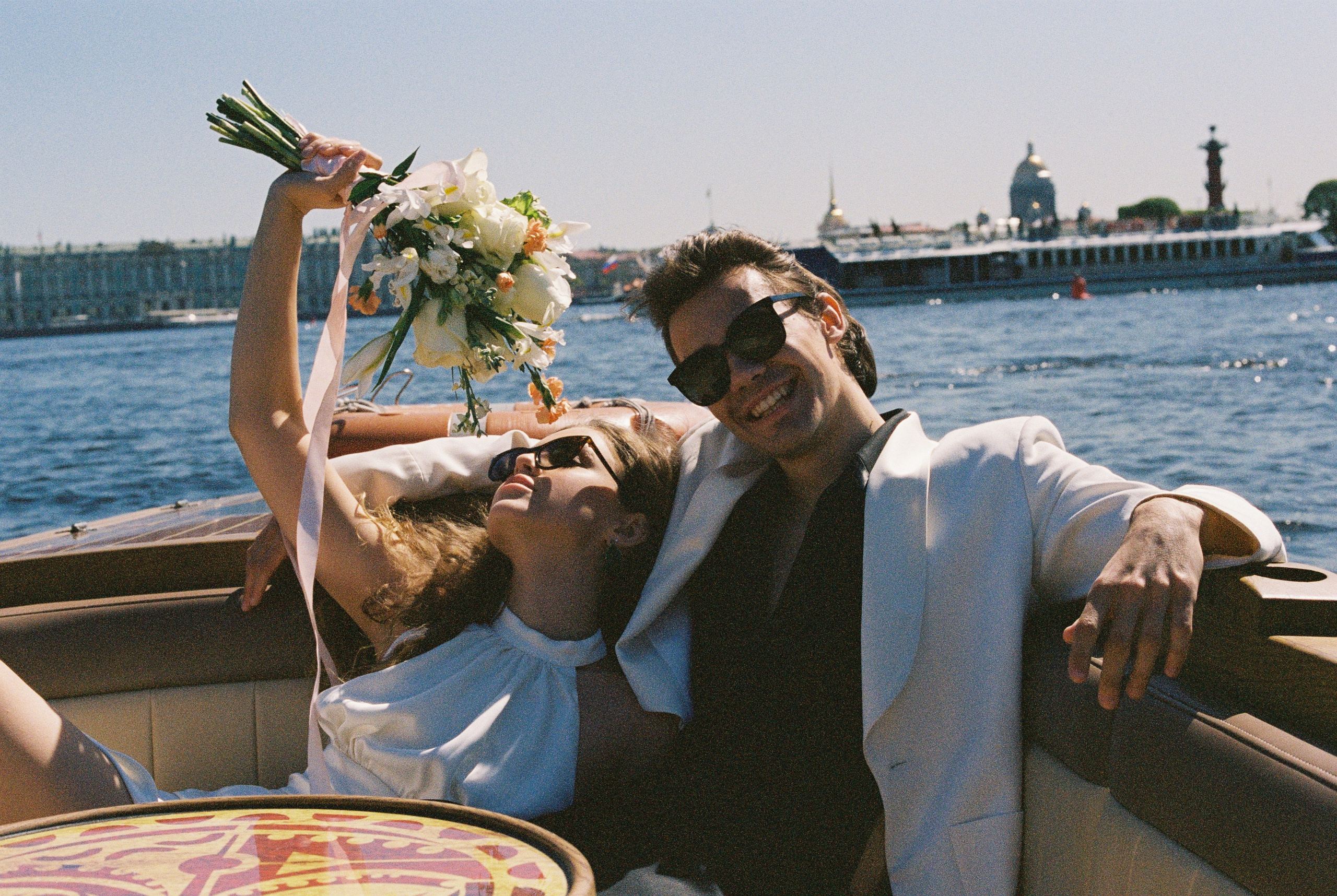 Свадебное утро в отеле Grand Memories и прогулка на катере по Неве. Свадебный фотограф Дмитрий Родионов — Санкт-Петербург и Ленинградская область