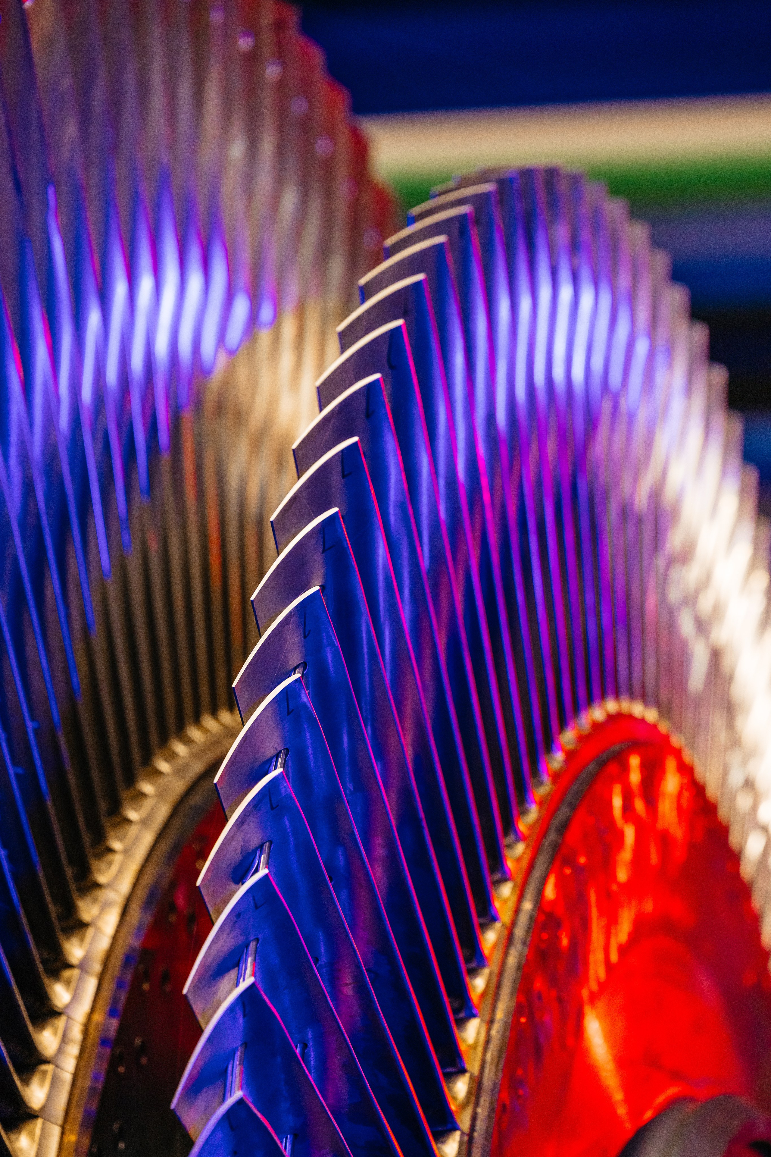 Яркая промышленная съёмка на стыке реальности и визуальных трендов