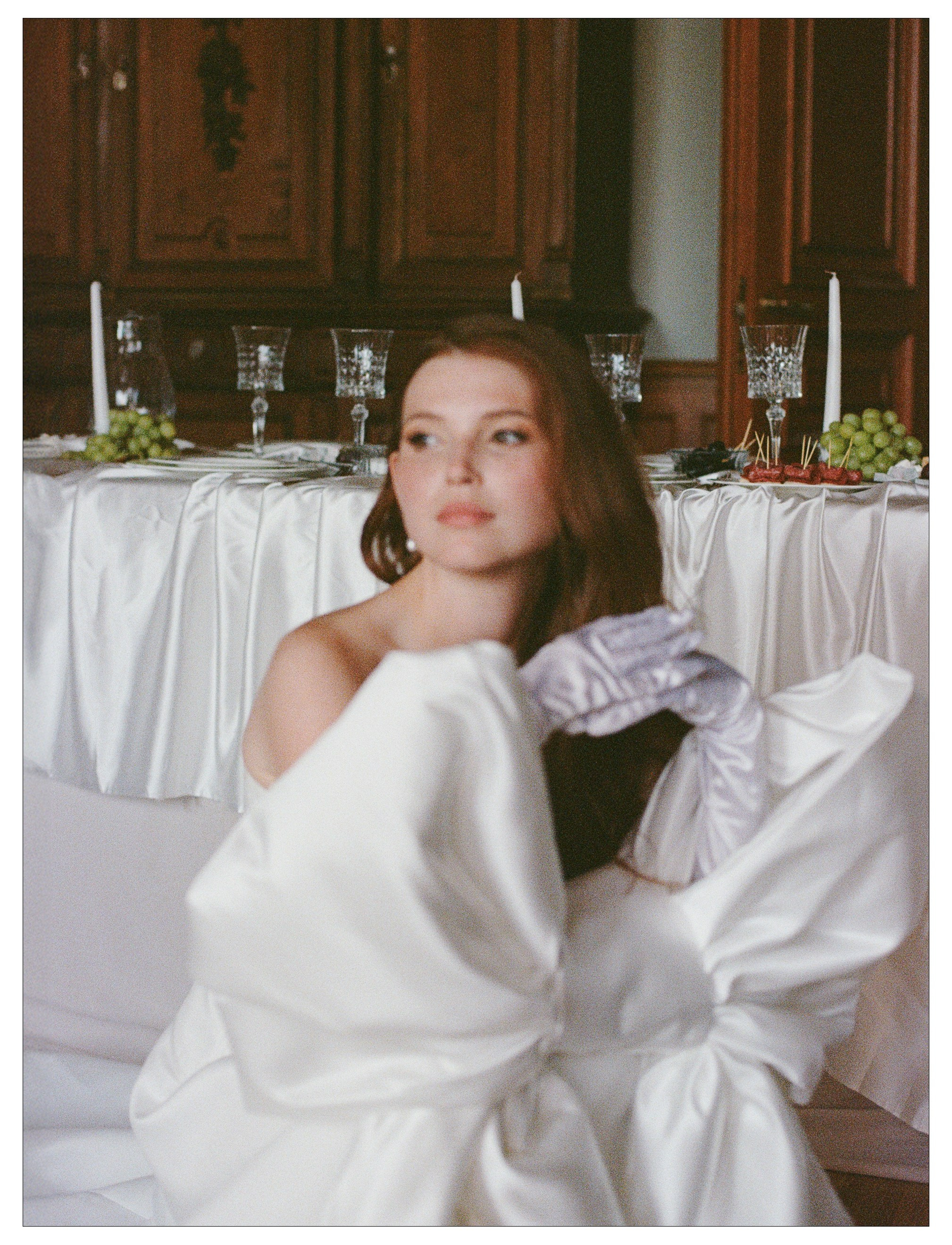 Невеста у накрытого стола — свадебная фотография на плёнку, винтажный интерьер Петербурга