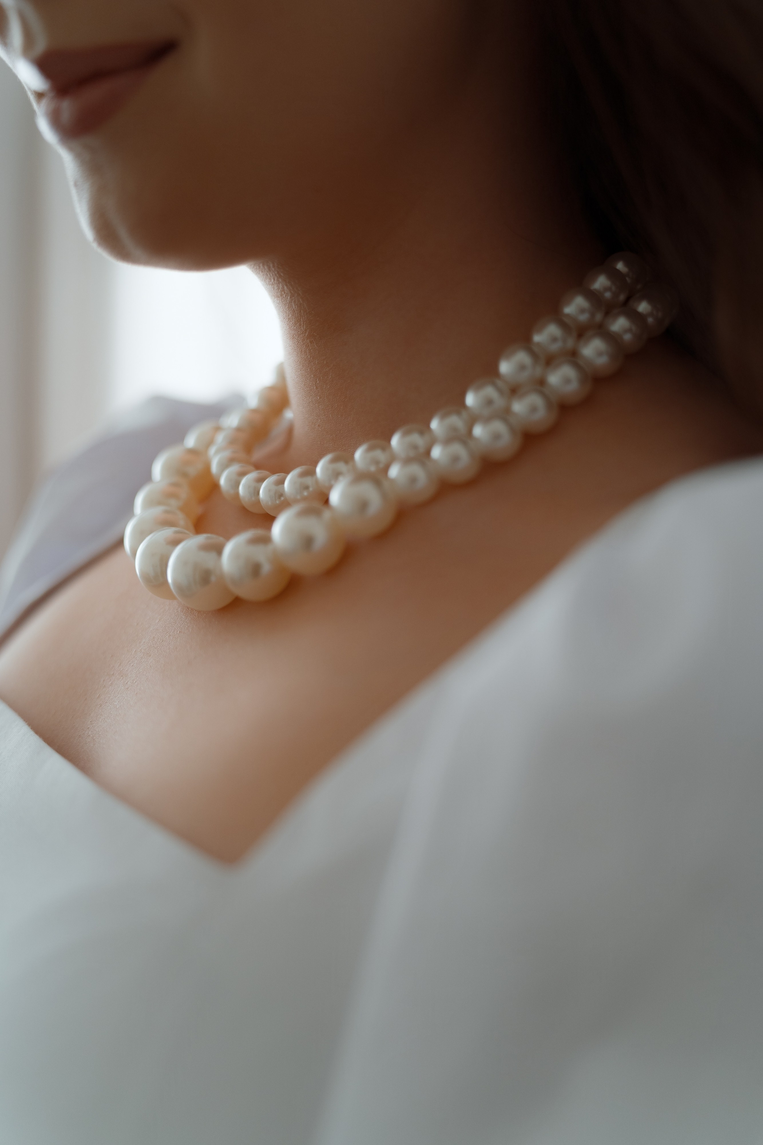 Жемчужное ожерелье невесты, стильные детали свадебного образа