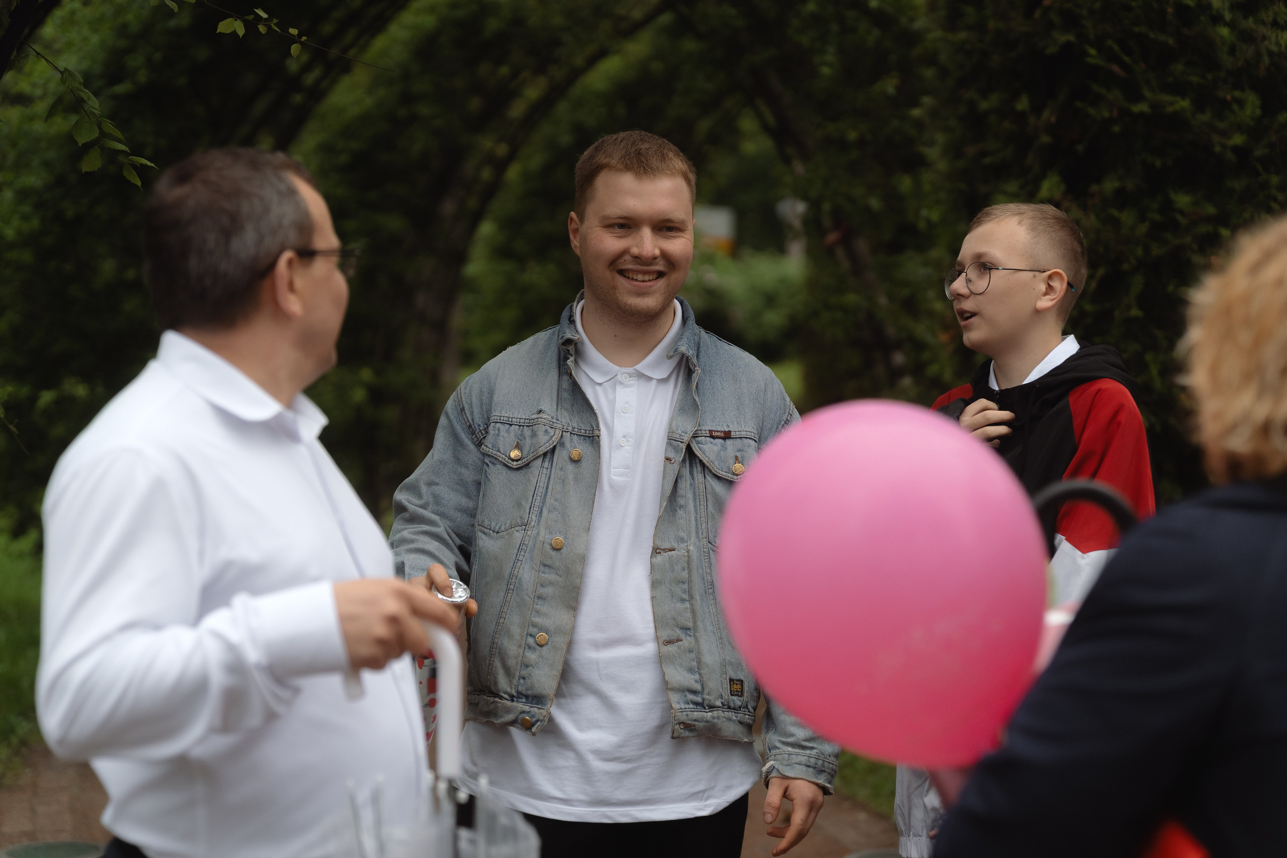 Смех и разговоры гостей на свадебной прогулке