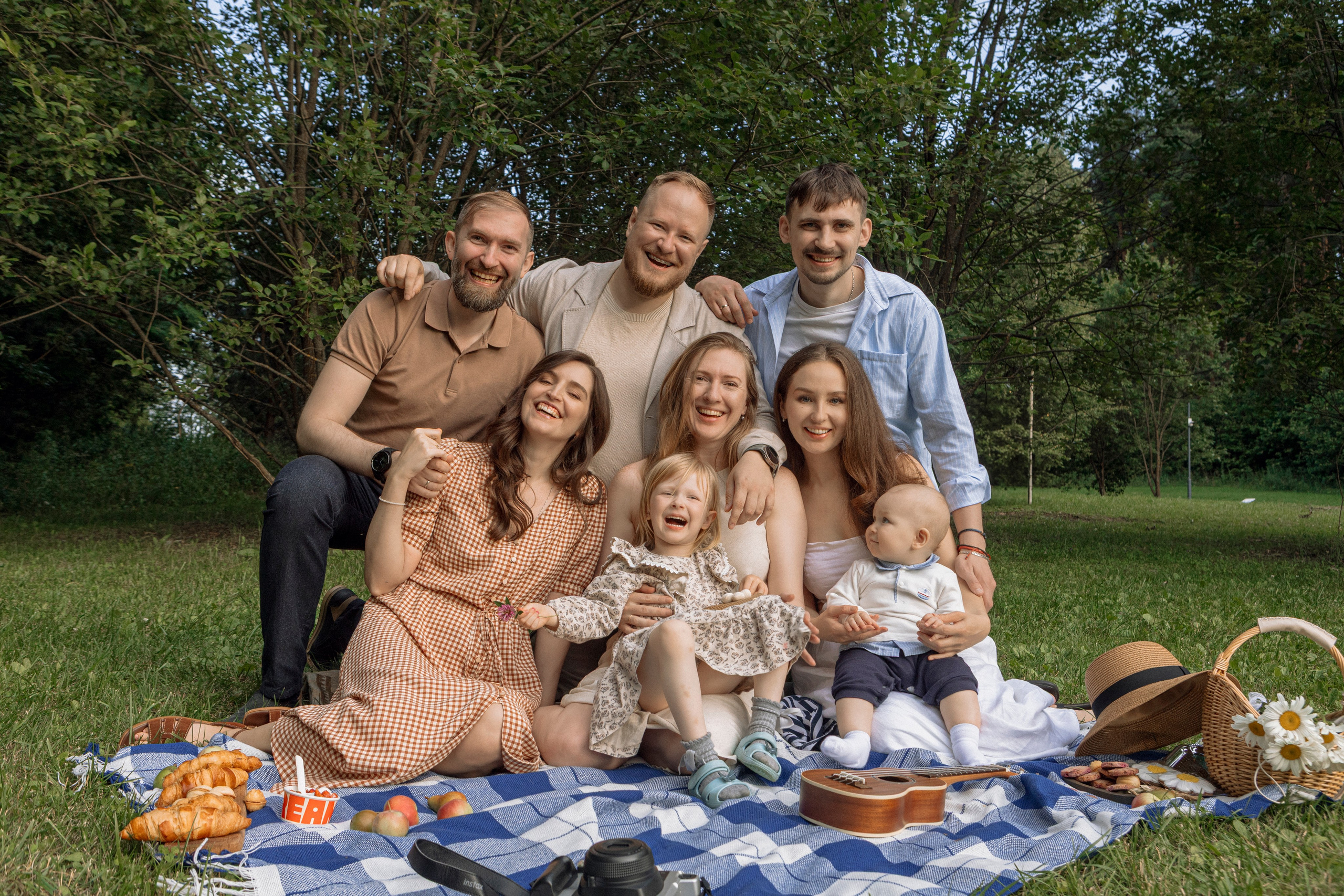 Дети и родители на пледе под музыку укулеле — летний пикник Москва