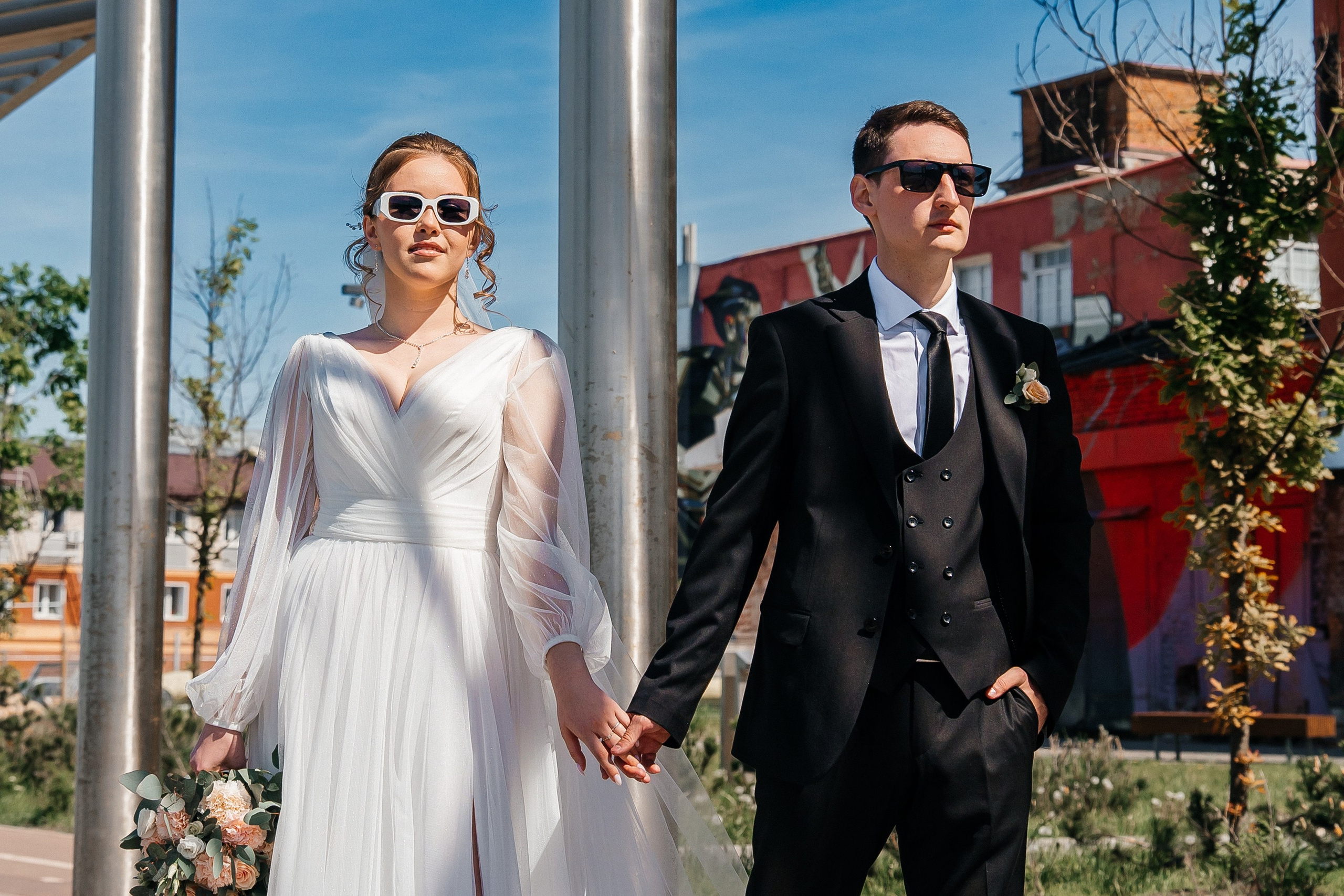 Свадебная фотосессия в Орехово-Зуево: жених и невеста на новой набережной